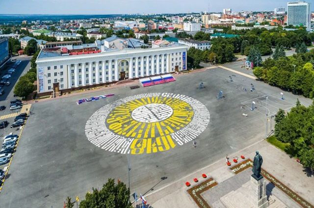 Quảng trường Nhà thờ, được sơn vào năm 2018 với các biểu tượng cách điệu về lịch sử của SimbirskNguồn: ulgrad.ru