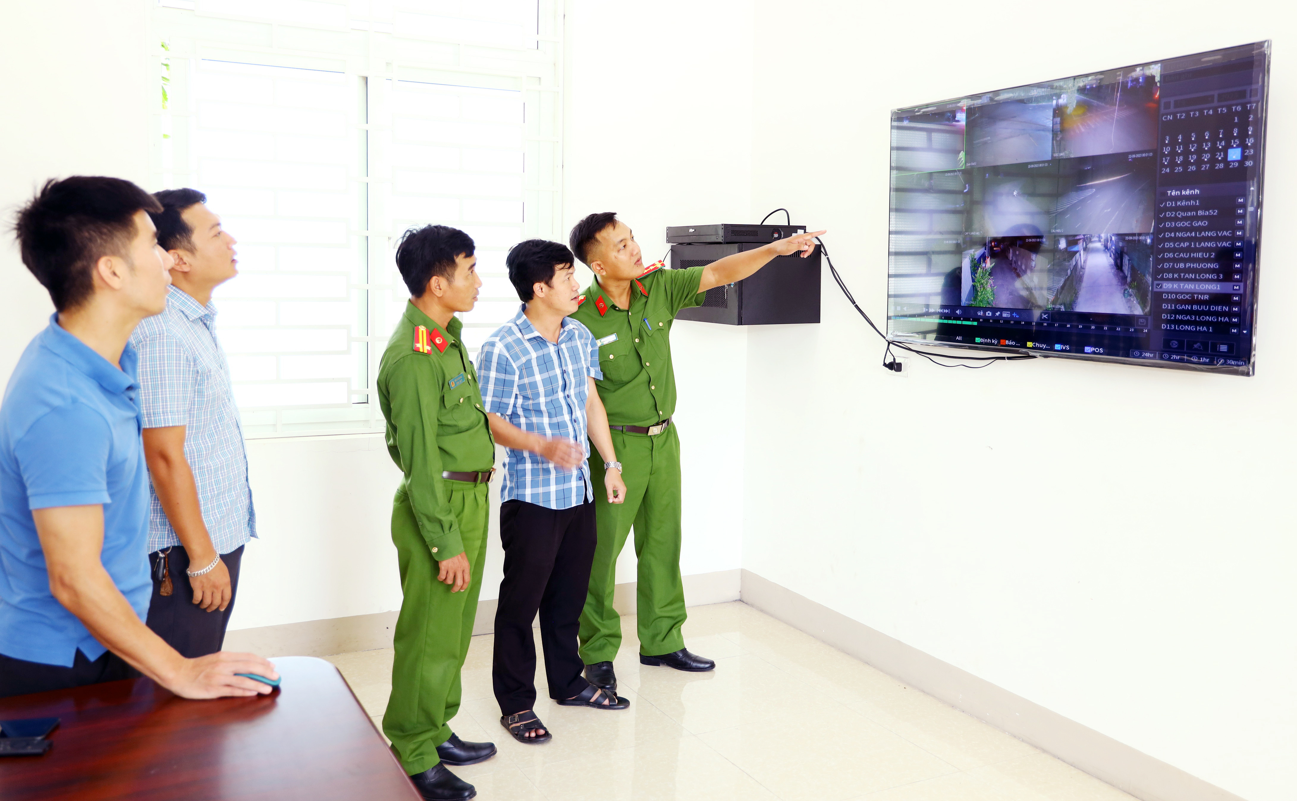 BNA_Lãnh đạo phường Long Sơn-TX Thái Hòa cùng lực lượng công an kiểm tra hệ thống camera an ninh. ảnh NN.JPG