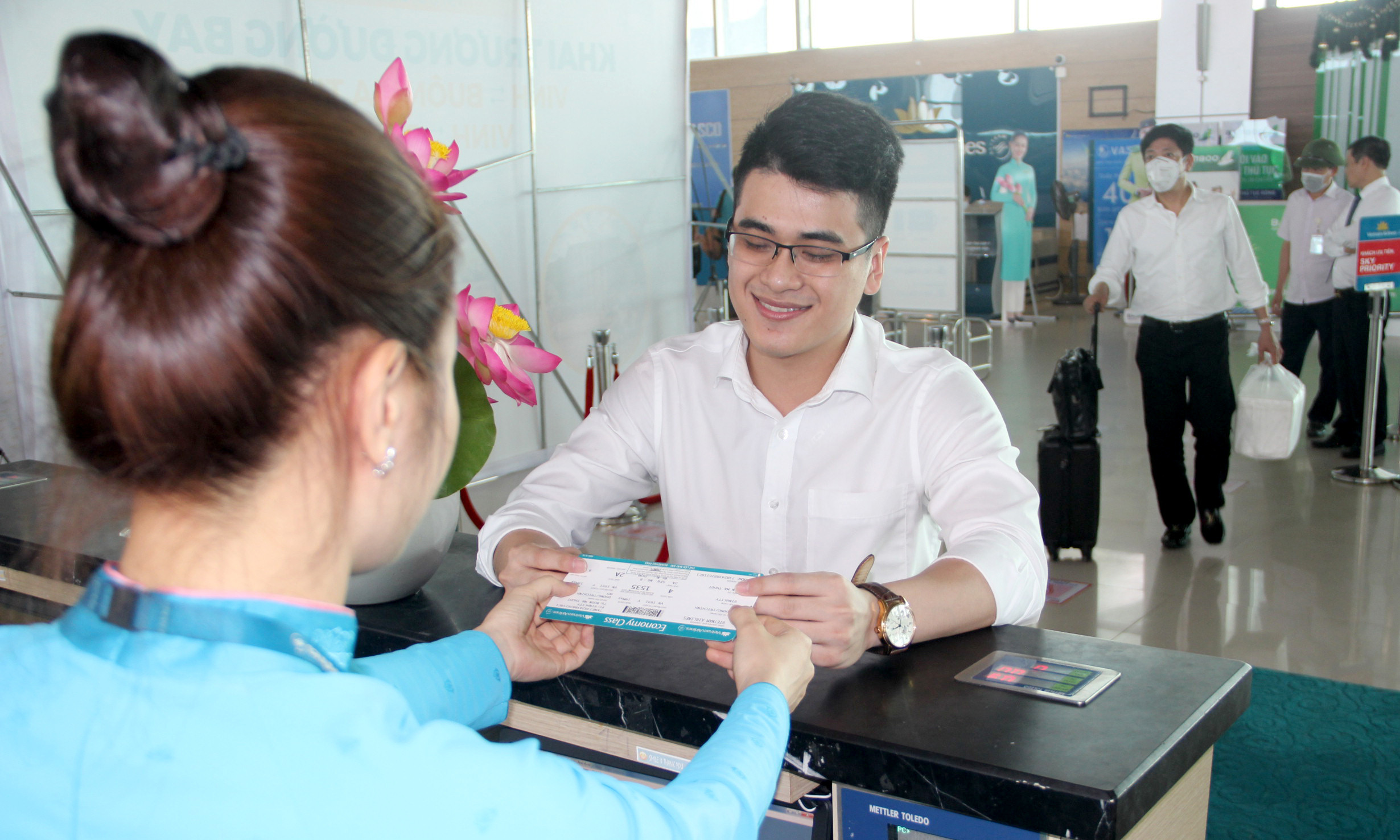 bna_Hành khách làm thủ tục tại sân bay Vinh ảnh Quang An 2.jpg
