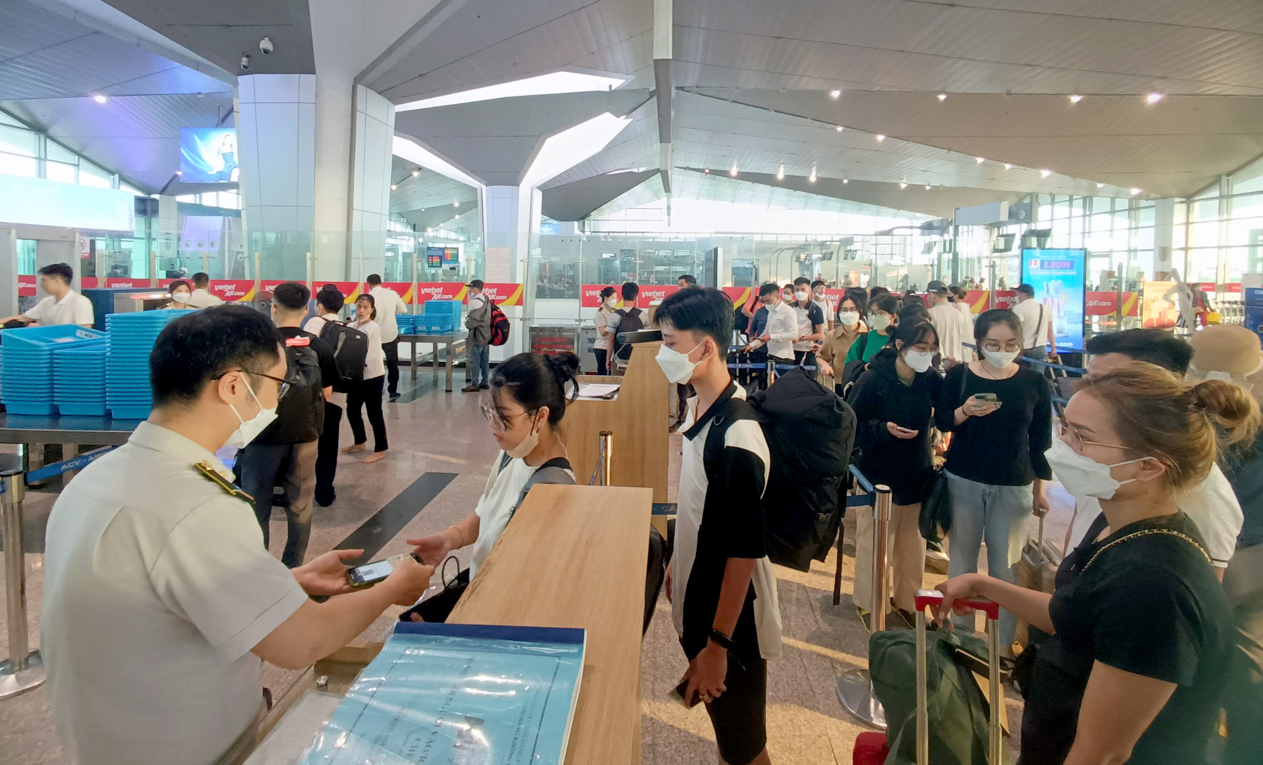 bna_Hành khách làm thủ tục tại sân bay Vinh ảnh Quang An.jpg