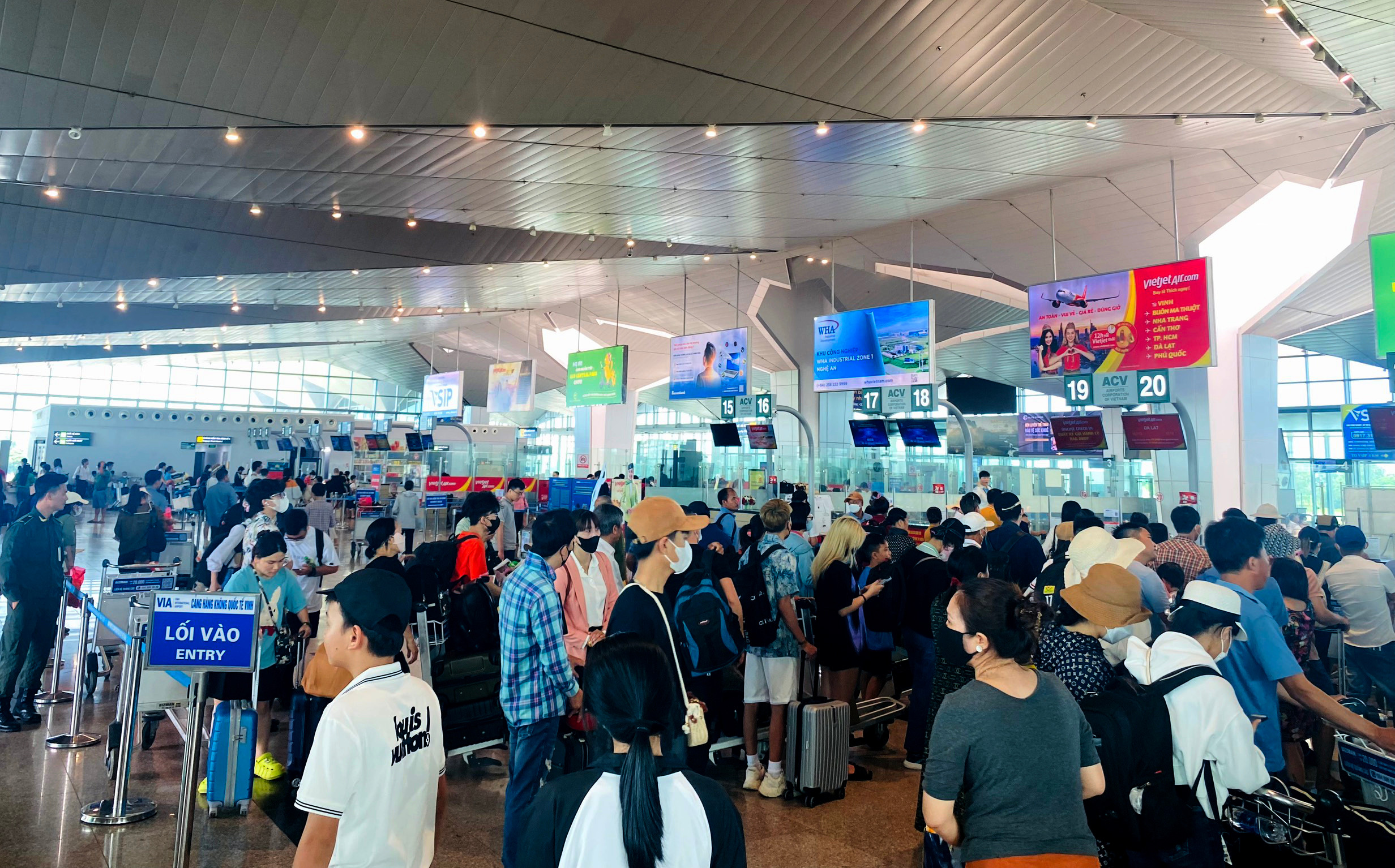 bna_Hành khách tấp nập tại sân bay Vinh dịp nghỉ lễ ảnh Quang An.jpg