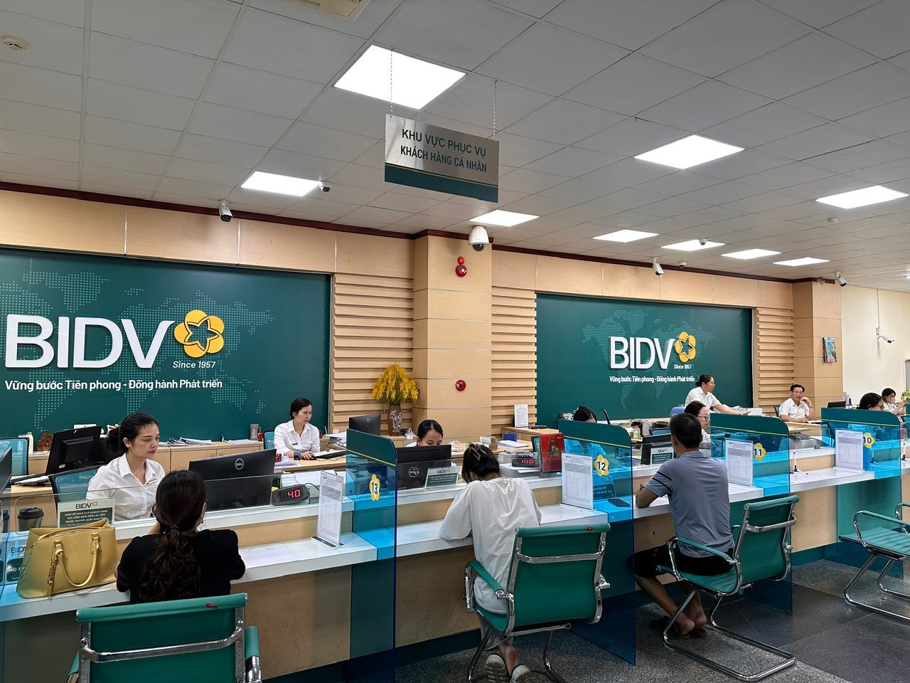 khách hàng giao dịch tại Ngân hàng BIDV chi nhánh Nghệ An. Ảnh: Thu Huyền