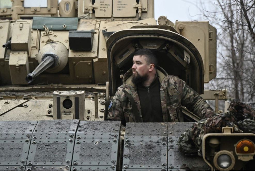Ukraine đối mặt với tình trạng thiếu vũ khí trong khi chờ viện trợ từ Mỹ - Ảnh: AFP