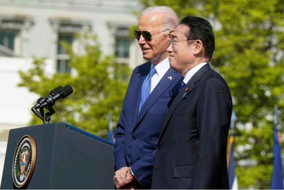 Tổng thống Mỹ Biden và Thủ tướng Nhật Bản Kishida tại lễ đón ở Nhà Trắng ngày 10-4 - Ảnh: REUTERS