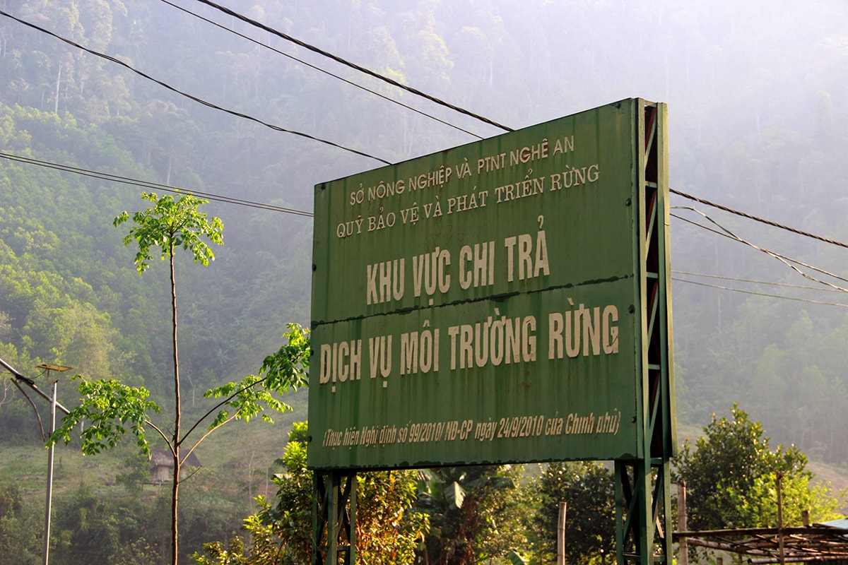 Bảo vệ rừng là nguồn thu nhập của đồng bào các dân tộc. Ảnh: Quang An
