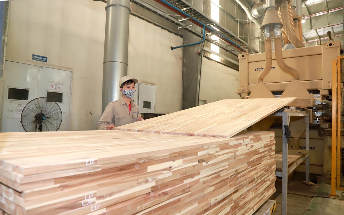 Sản xuất tại Nhà máy chế biến gỗ thuộc Công ty Lâm nghiệp Tháng Năm. Ảnh: Thành Duy