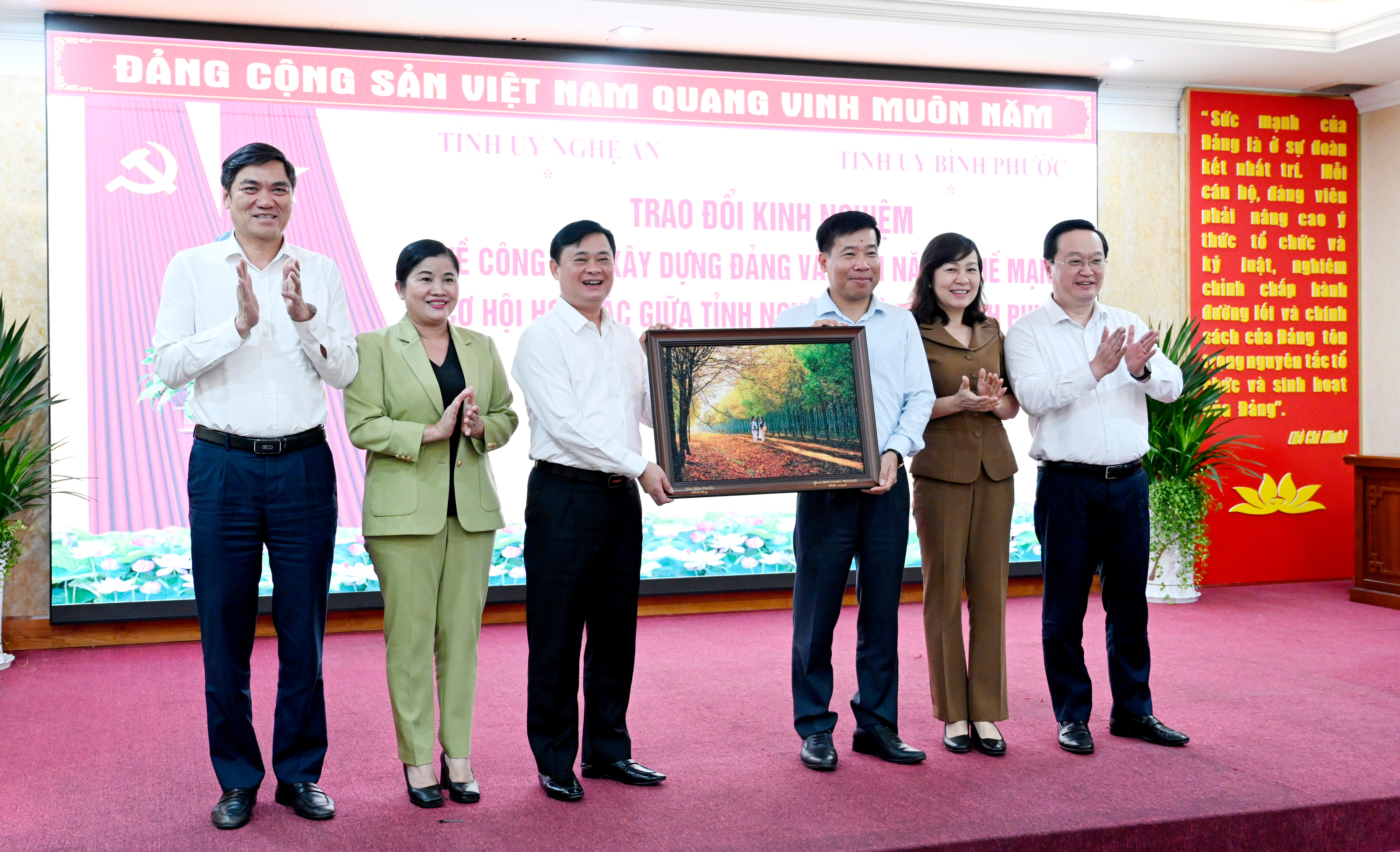 bna_Các đồng chí Thường trực Tỉnh ủy Bình Phước tặng quà lưu niệm tỉnh Nghệ An.JPG