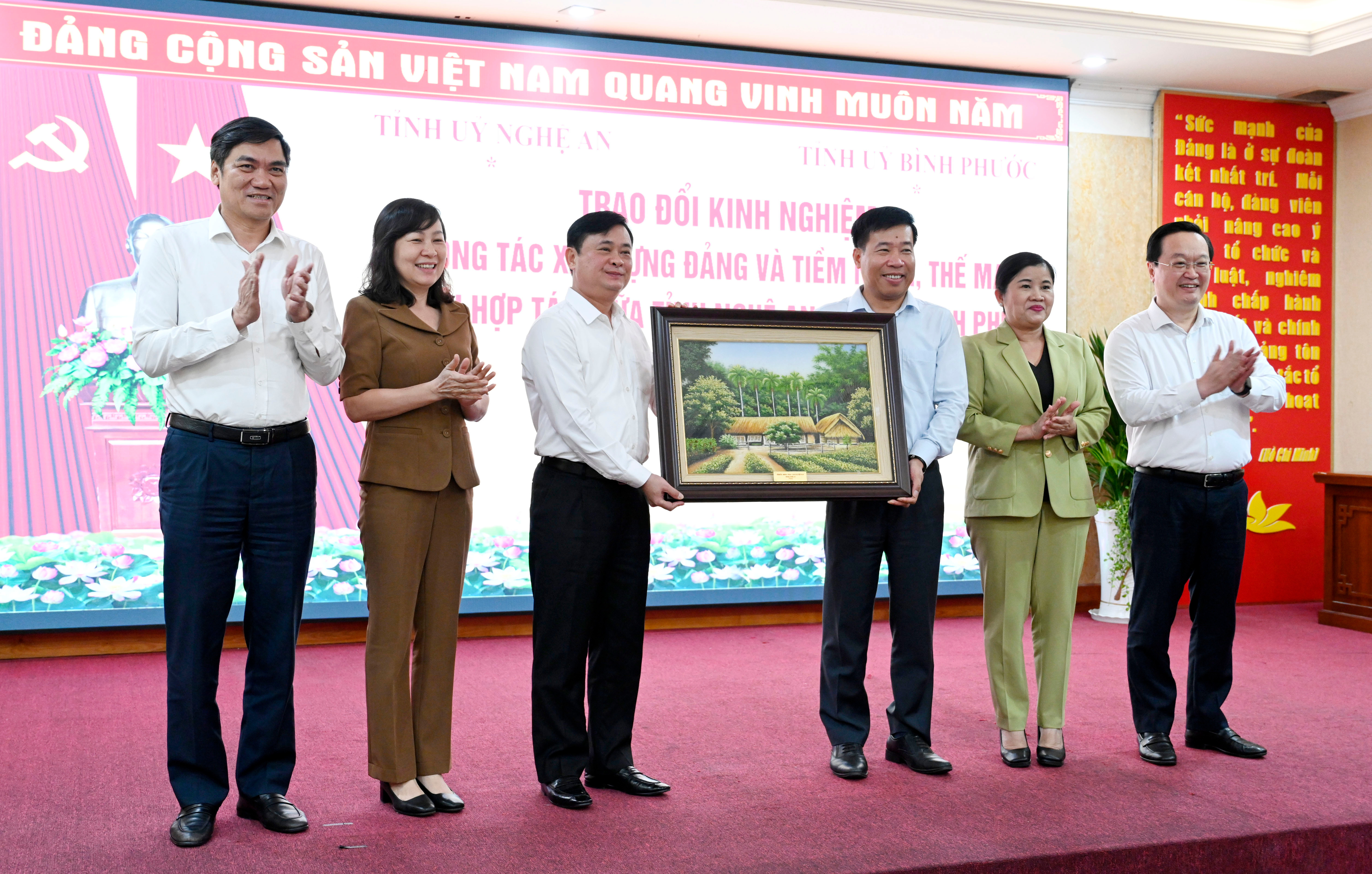 bna_Các đồng chí Thường trực Tỉnh ủy Nghệ An tặng quà lưu niệm đến tỉnh Bình Phước.JPG