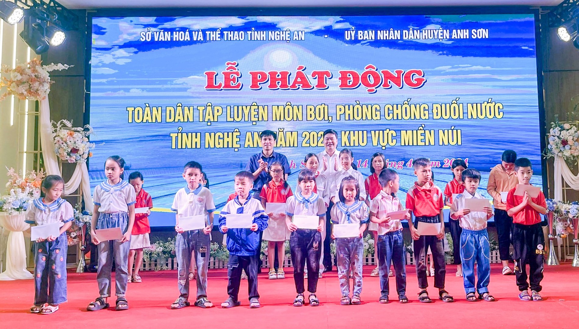 bna_trao quà cho học sinh nghèo.jpg