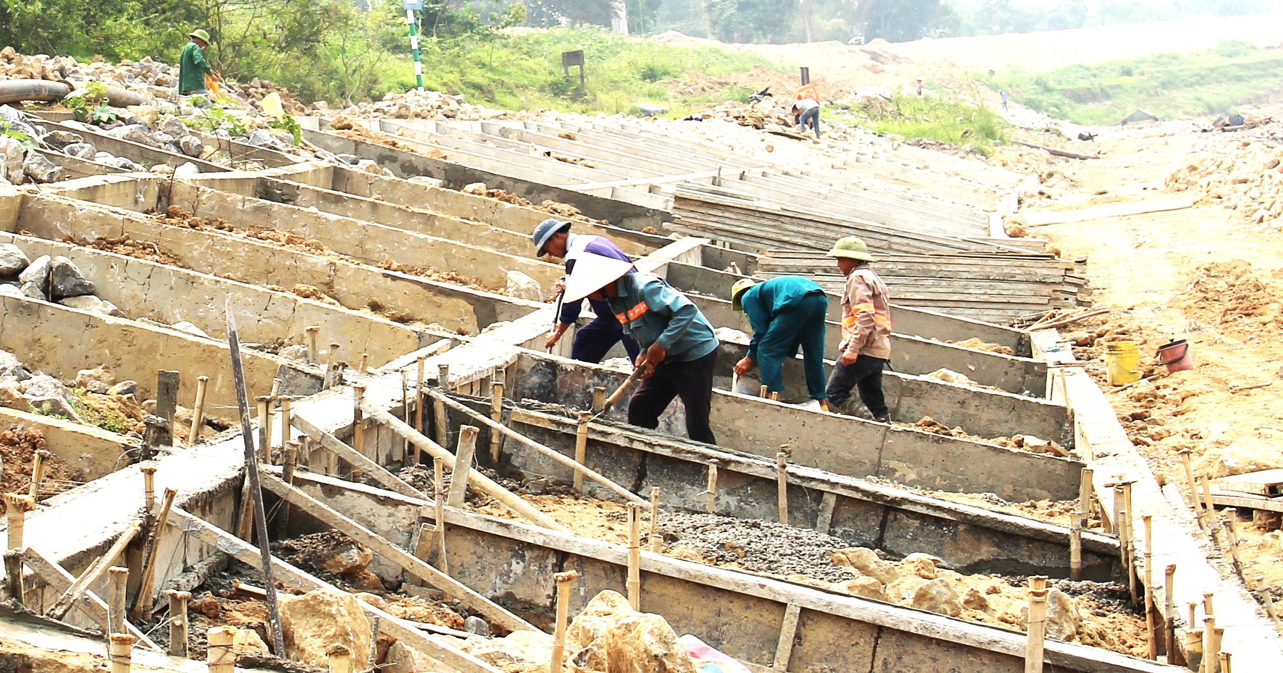 2   Triển khai thi công dự án kè sông Lam. Ảnh Hoàng Vĩnh.JPG