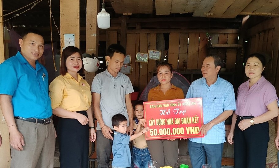 bna_ Ban dân vận tỉnh uỷ  trao tặng kinh phí xây dựng nhà đại đoàn kết cho hộ anh Lương Văn Thanh ở xóm 2 xã Nam Sơn.jpg