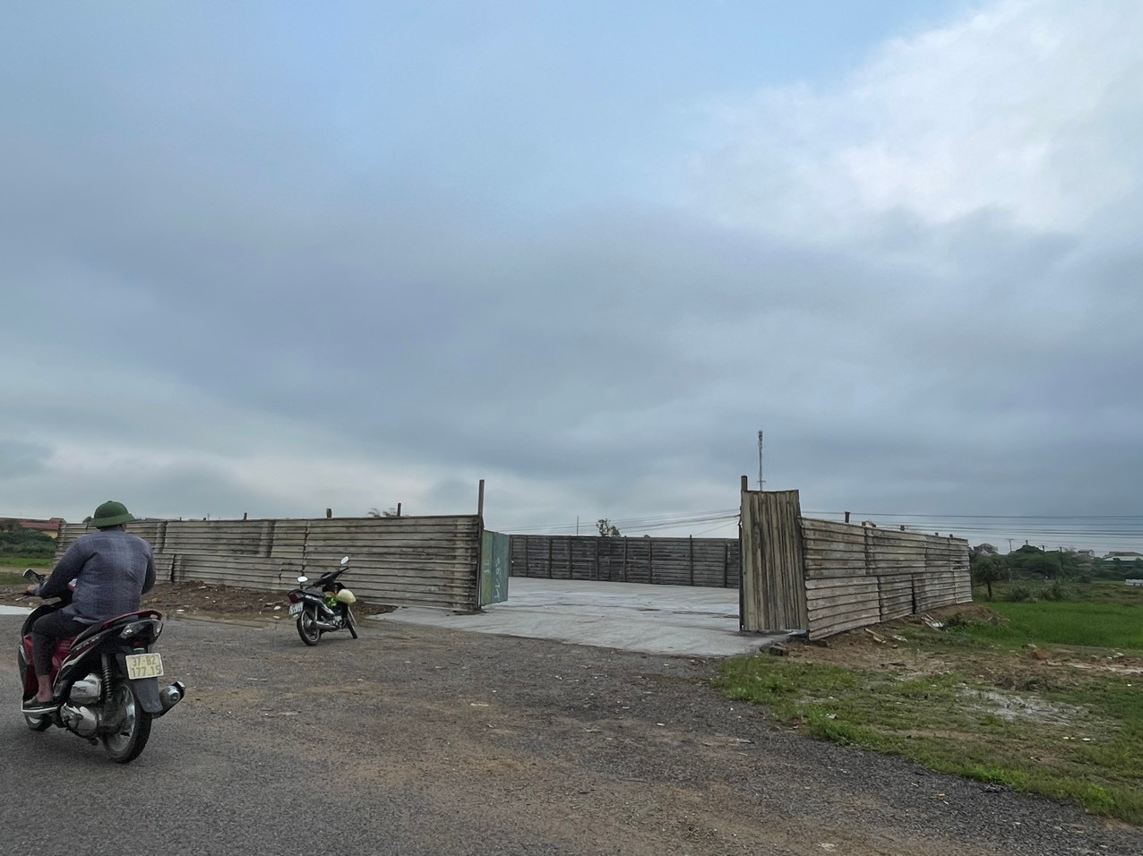 BNA_Điểm tập kết rác tạm thời đã được xây dựng trên đường D3 của Dự án Cụm công nghiệp Hưng Đông. Ảnh Tiến Đông.jpg