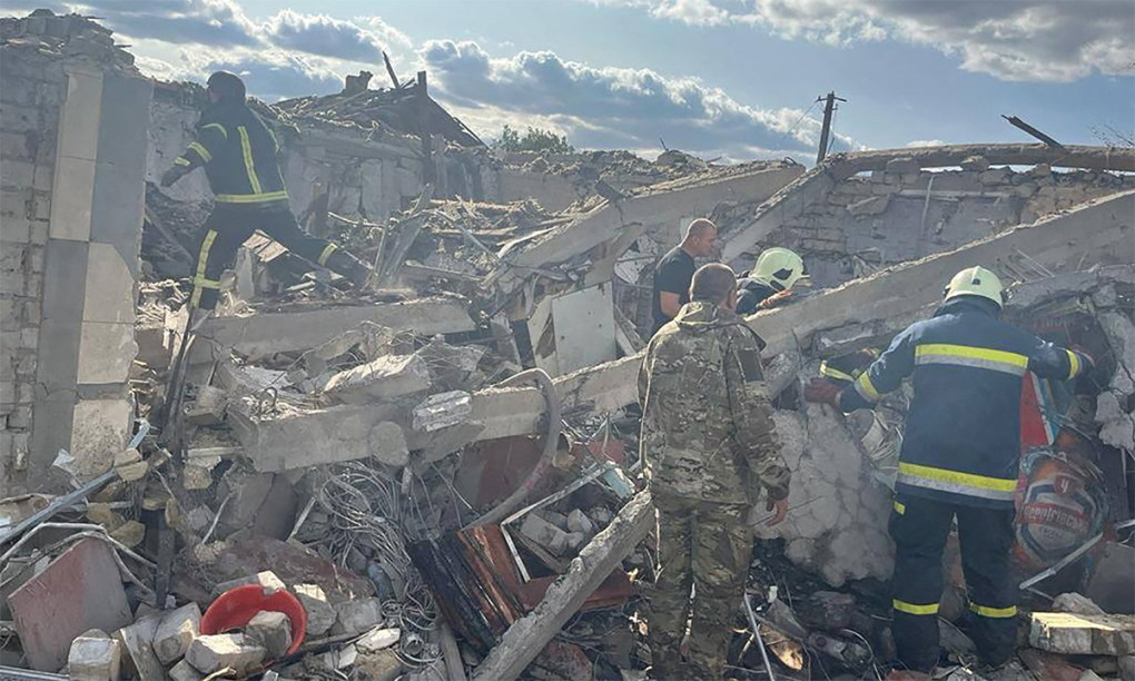 Đống đổ nát sau vụ nổ lớn ở làng Hroza, tỉnh Kharkov ngày 5/10. Ảnh: Reuters