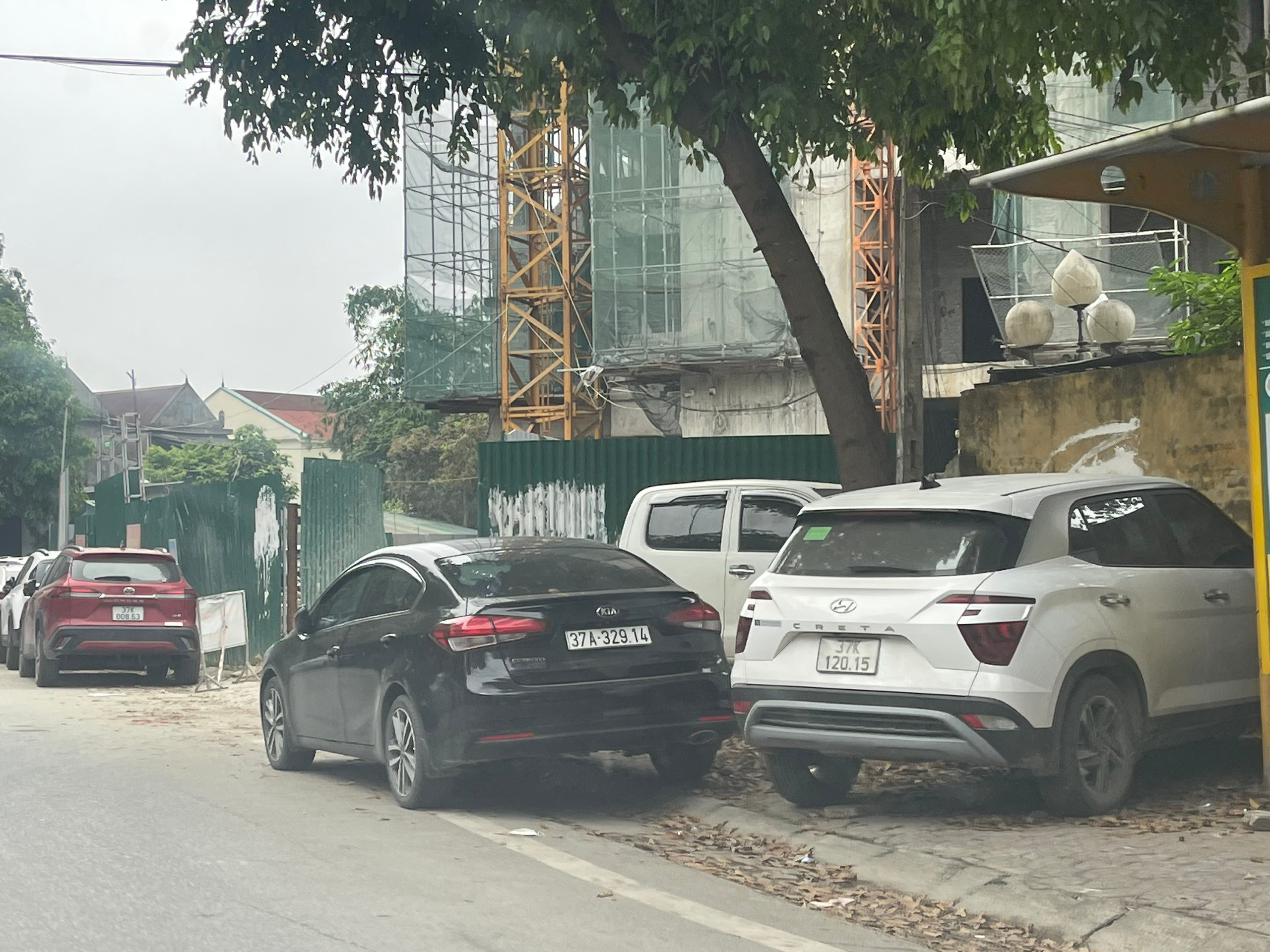 BNA_Xe ô tô chen chúc đậu trên đường Tôn Thất Tùng đoạn gần cổng phụ Bệnh viện Sản nhi Nghệ An. Ảnh Tiến Đông.jpg