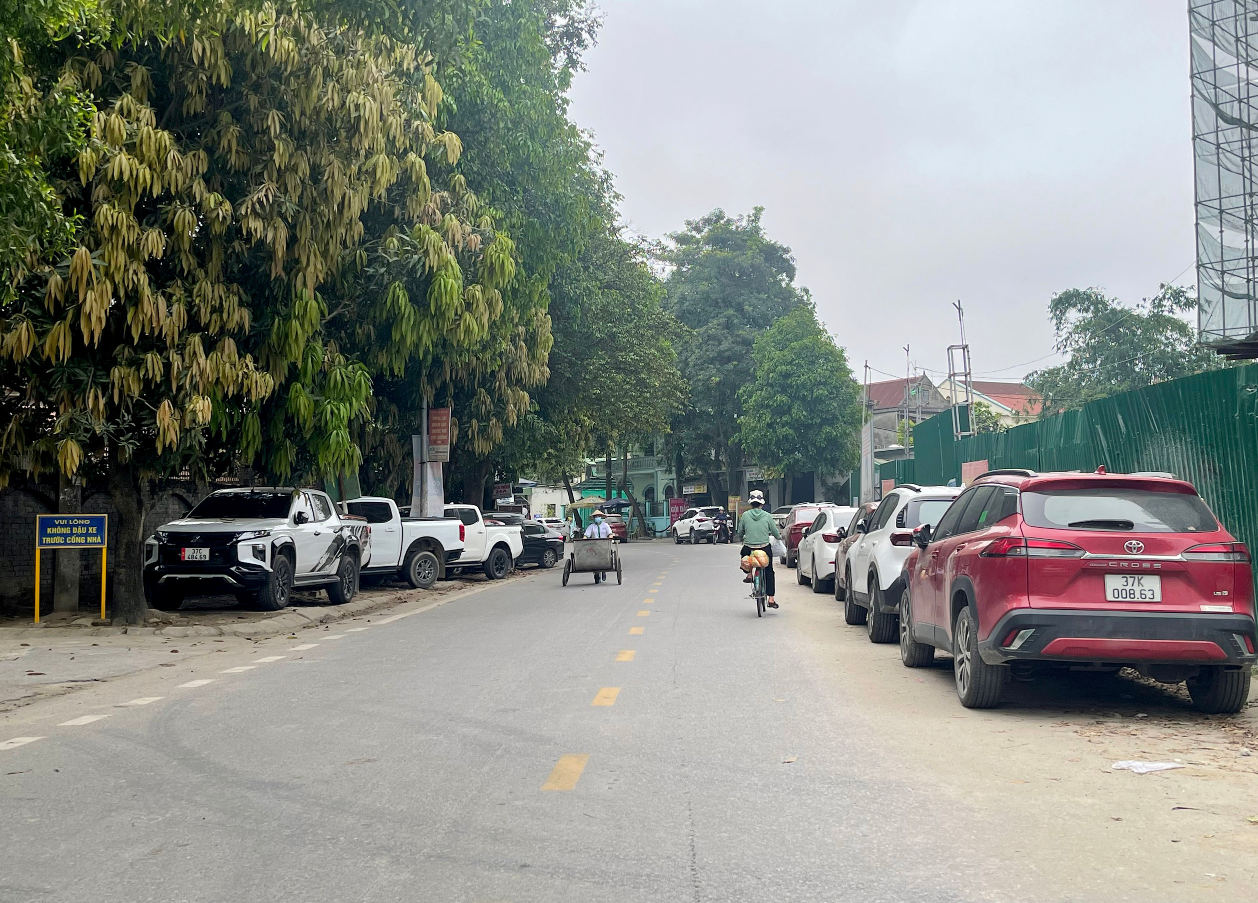 BNA_Xe ô tô đậu kín hai bên đường Tôn Thất Tùng đoạn cổng phụ Bệnh viện Sản nhi Nghệ An. Ảnh Tiến Đông.jpg