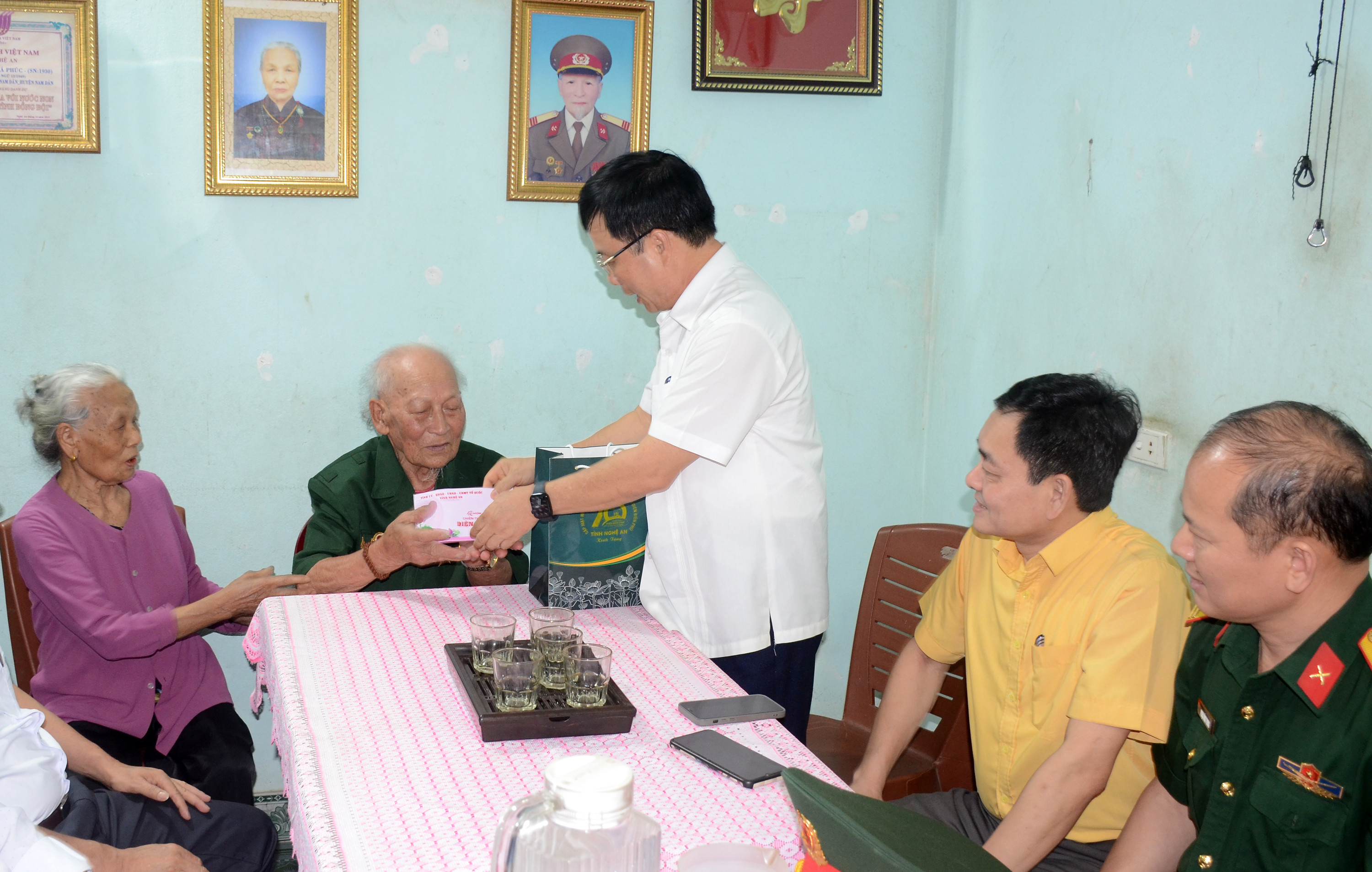 Đoàn công tác tỉnh Nghệ An đến thăm tặng quà cho cụ Trần Bá Phúc - chiến sĩ Điện Biên ở thị trấn Nam Đàn, huyện Nam Đàn (2).JPG