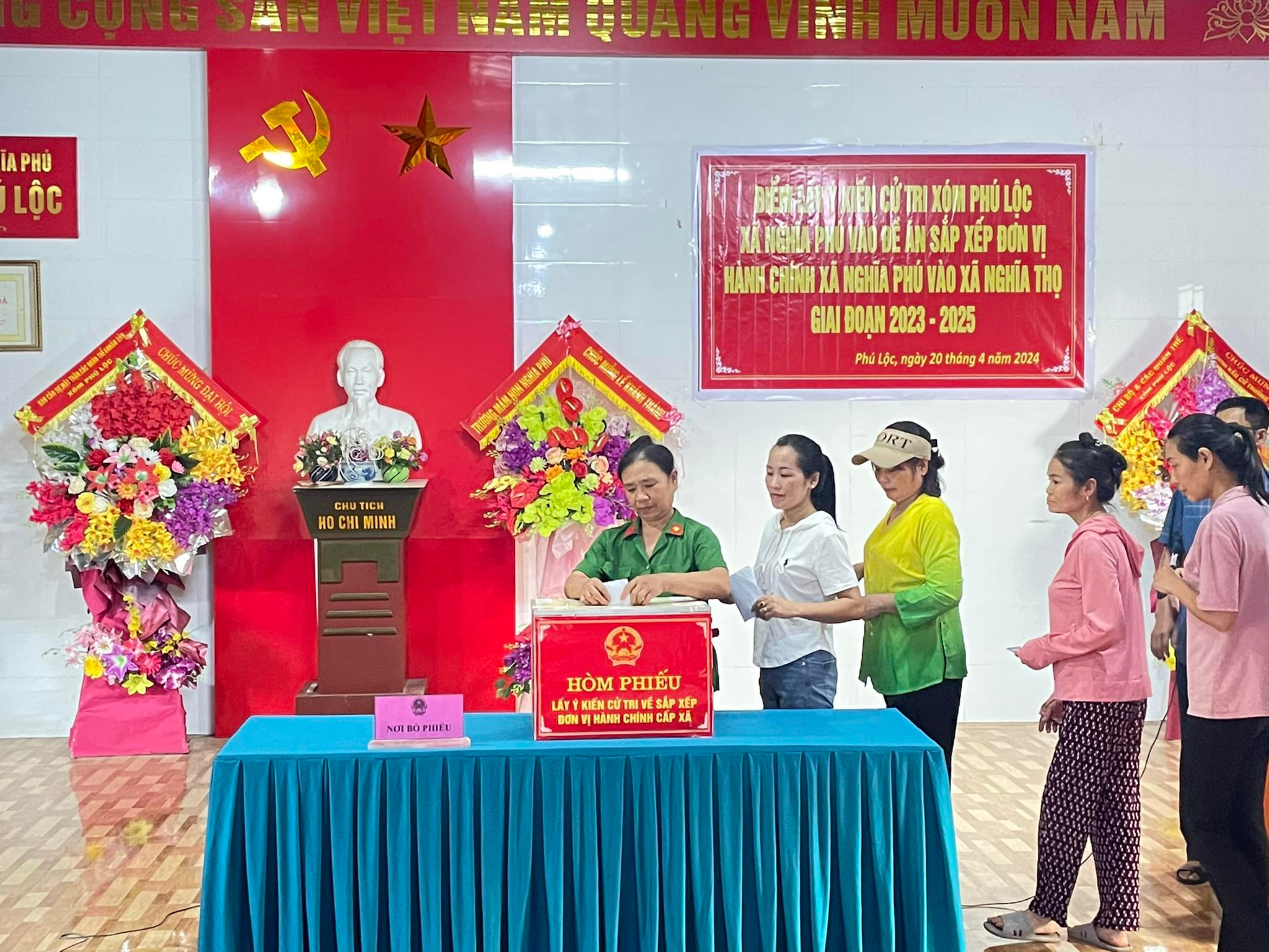 Bna-cử tri xã Nghĩa Phú bỏ phiếu lấy ý kiến về việc sắp xếp đơn vị hành chính.jpg