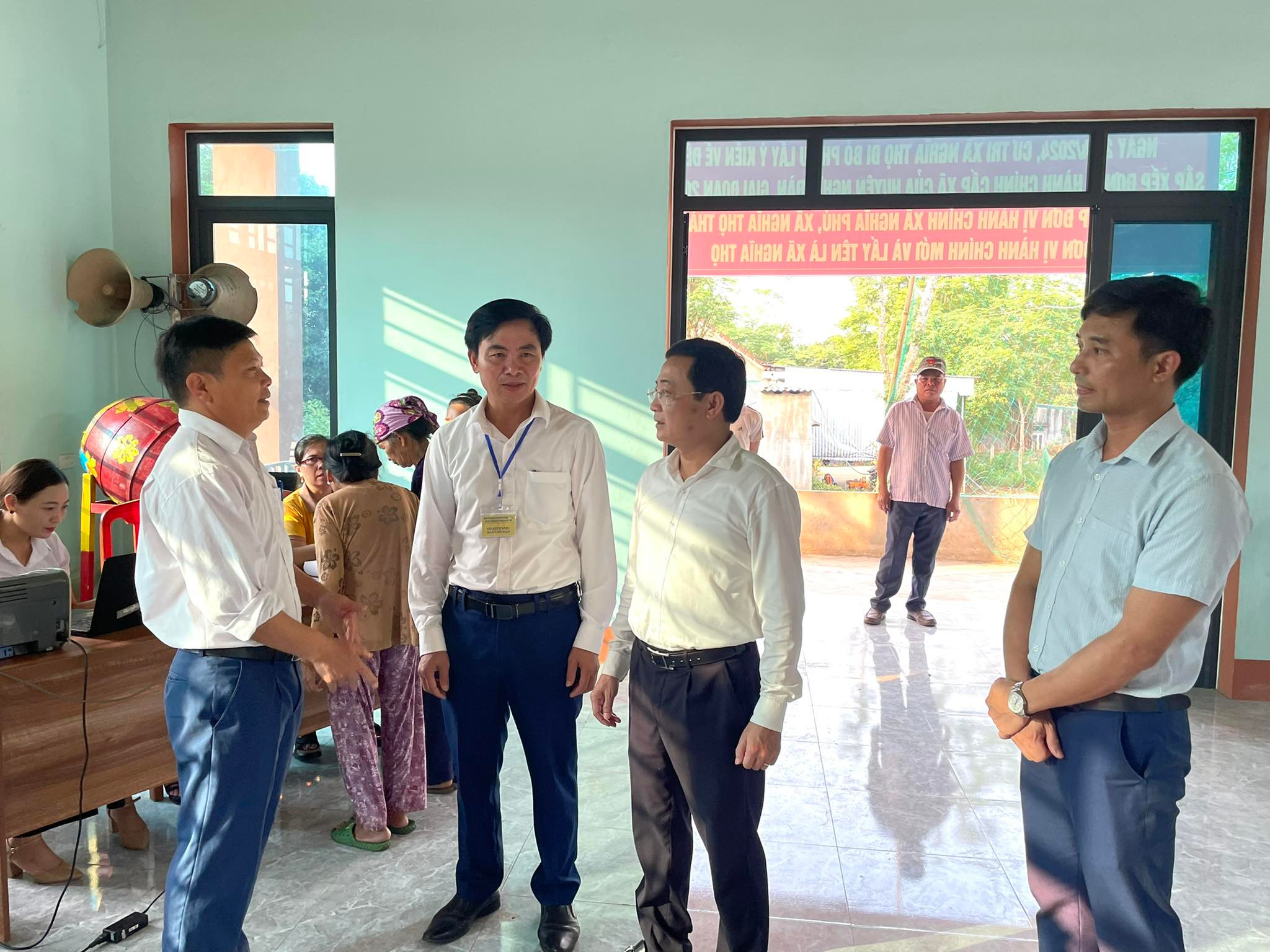Bna-Lãnh đạo huyện kiểm tra đơn vị bỏ phiếu xã Nghĩa Thọ.jpg