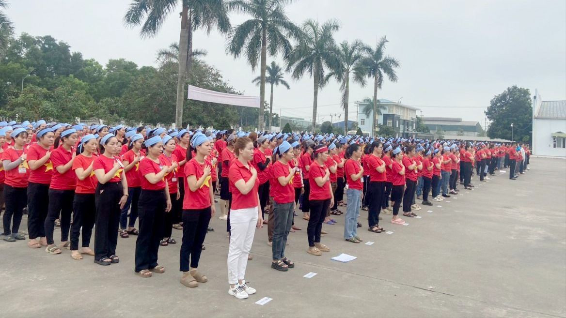 Hình ảnh chào cờ đầu tuần của công nhân, lao động được chia sẻ, lan tỏa rầm rộ trong Tháng Công nhân năm 2024 tại Nghệ An. Ảnh tư liệu: CSCC