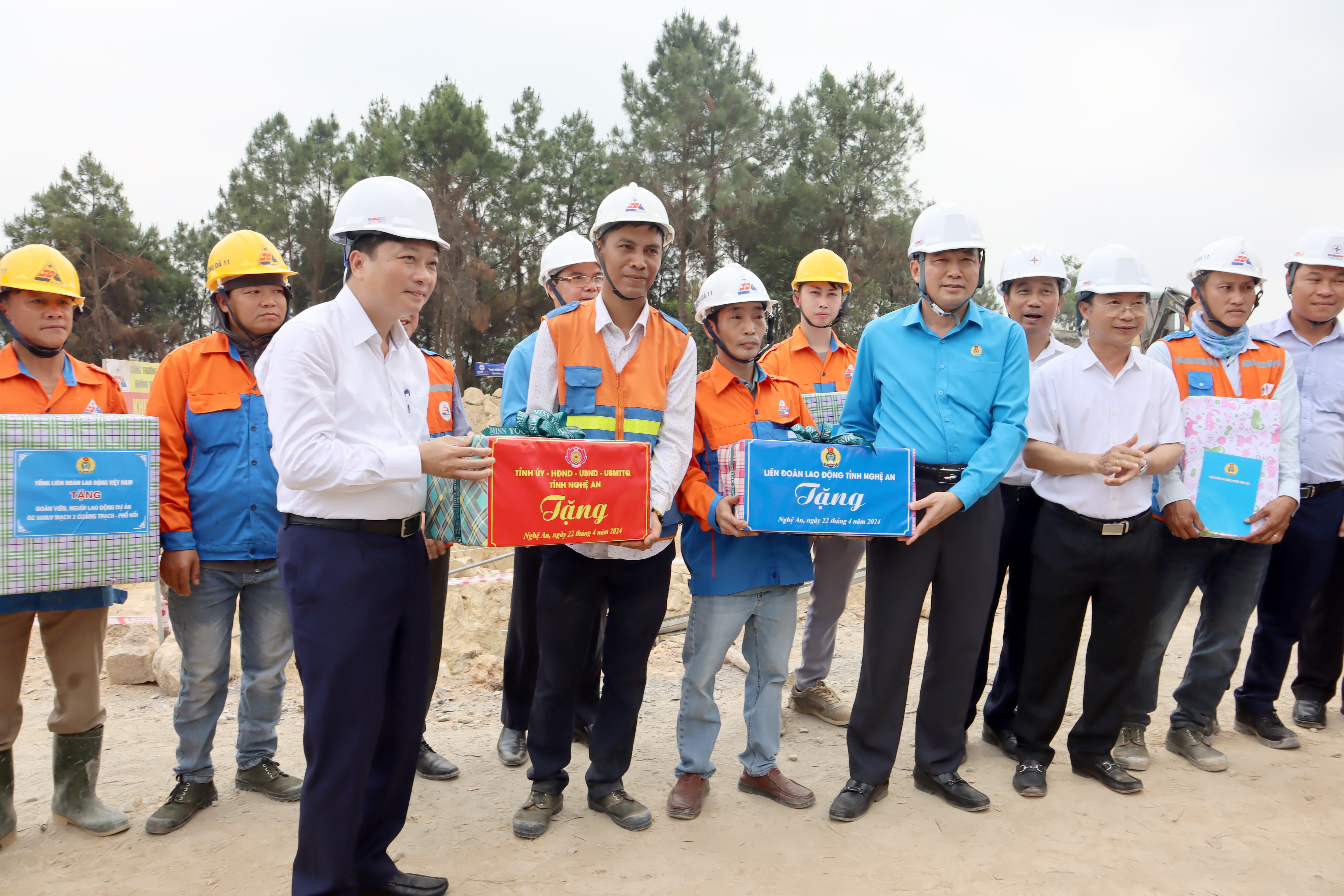 BNA_tổng liên đoàn UBND tỉnh thăm công nhân thi công 500kV tại Nghi Kiều Nghi Lộc00006.JPG