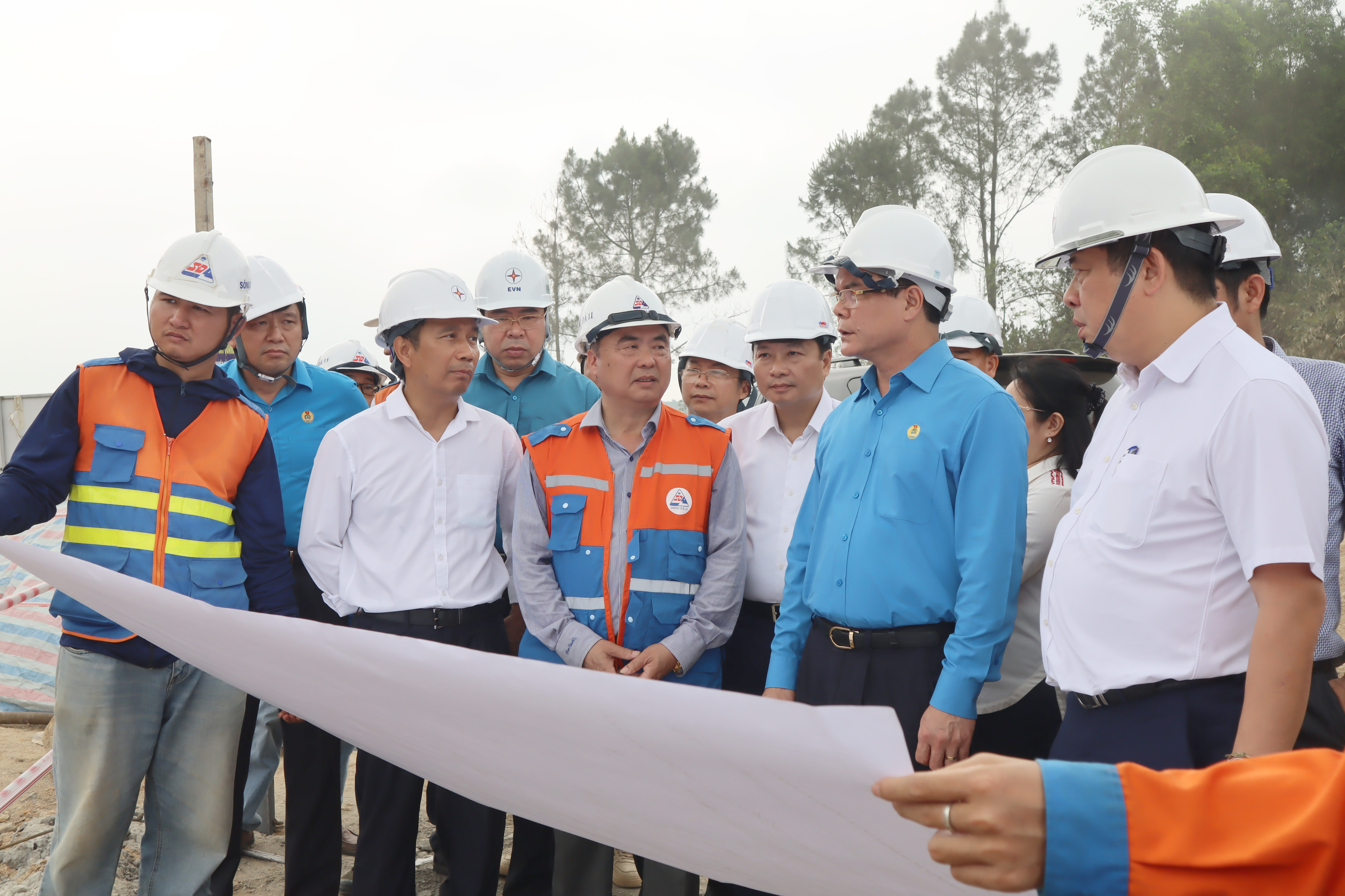 BNA_tổng liên đoàn UBND tỉnh thăm công nhân thi công 500kV tại Nghi Kiều Nghi Lộc00011.JPG