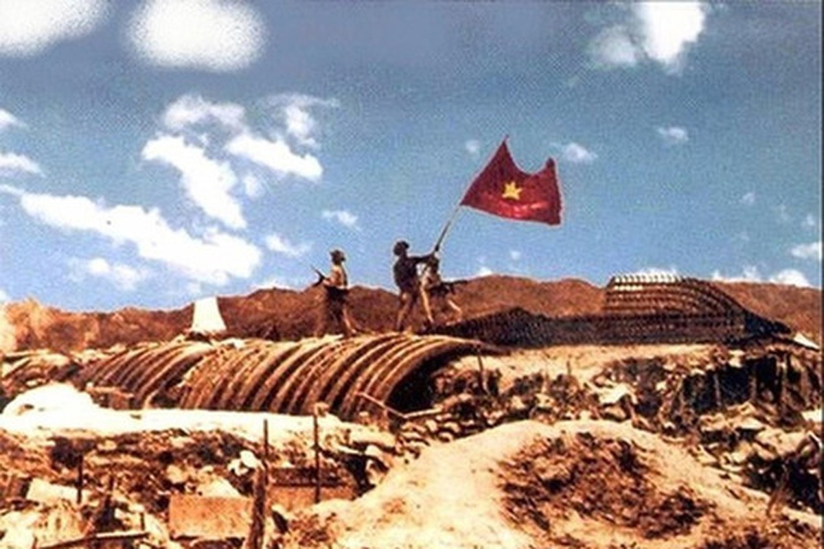 Chiều 7-5-1954, lá cờ Quyết chiến - Quyết thắng của quân đội nhân dân Việt Nam tung bay trên nóc hầm tướng De Castries. Chiến dịch lịch sử Điện Biên Phủ đã toàn thắng. Ảnh tư liệu TTXVN (2).jpg