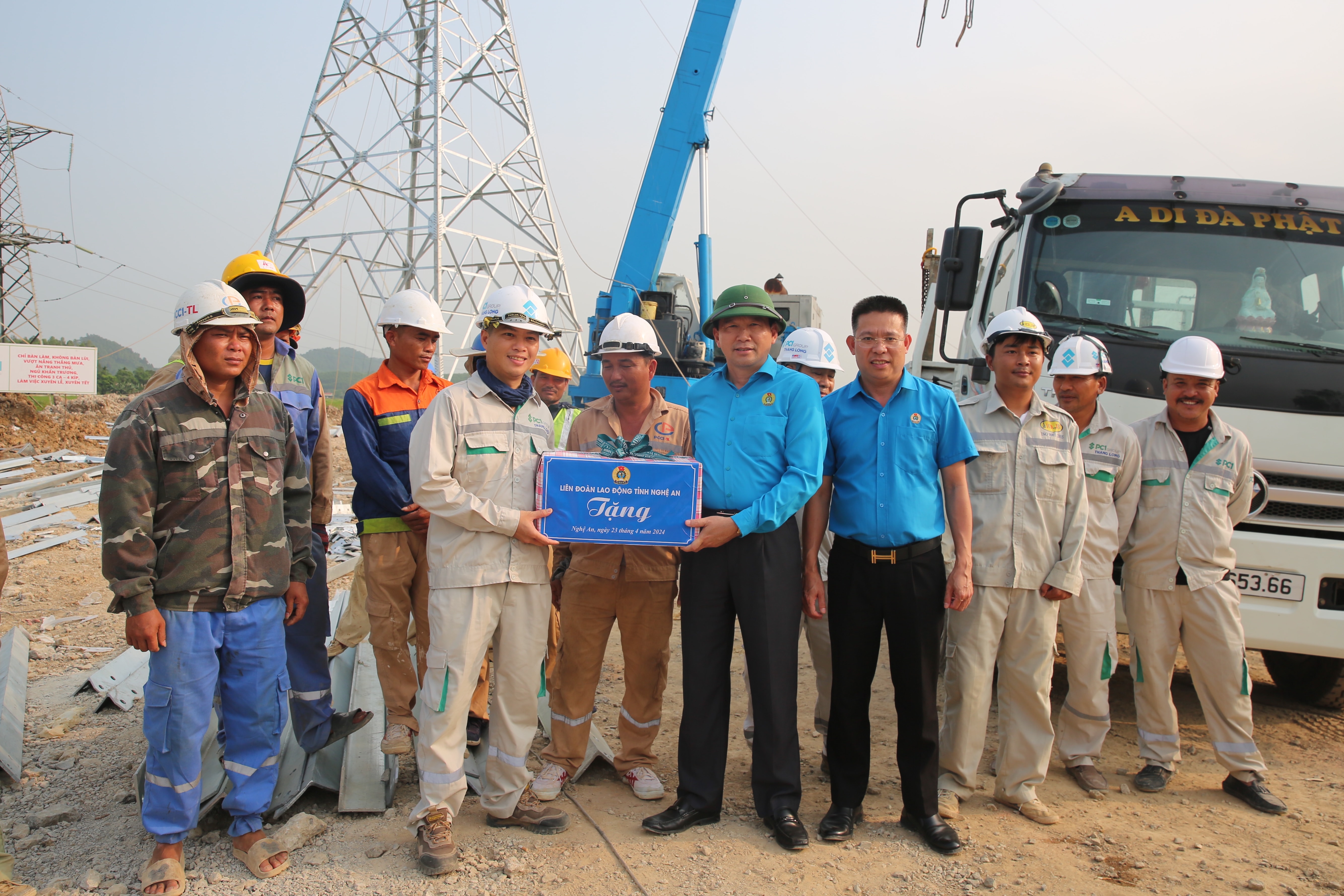 bna_lđlđ tỉnh trao quà công nhân 500kV00000.JPG