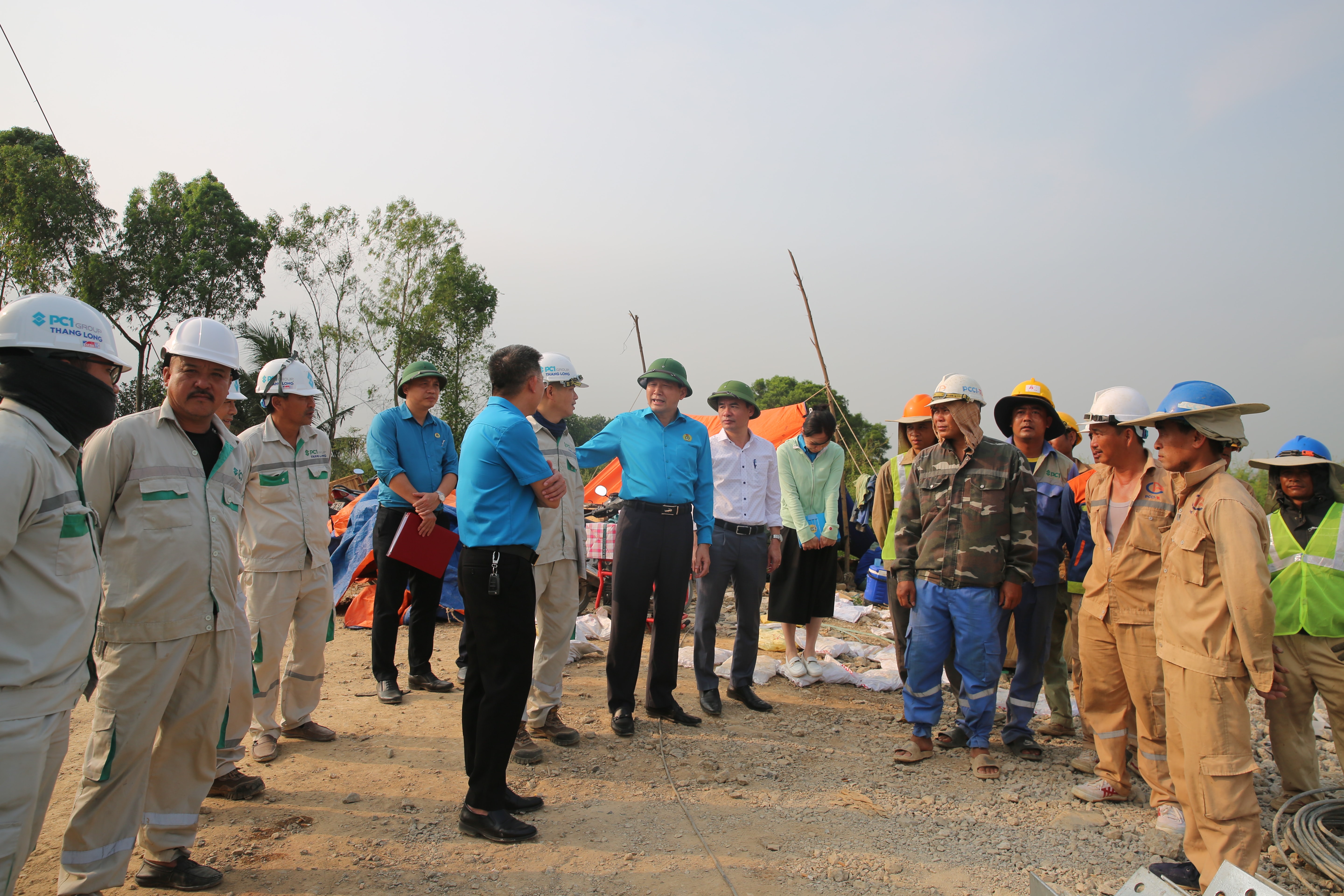 bna_lđlđ tỉnh trao quà công nhân 500kV00003.JPG