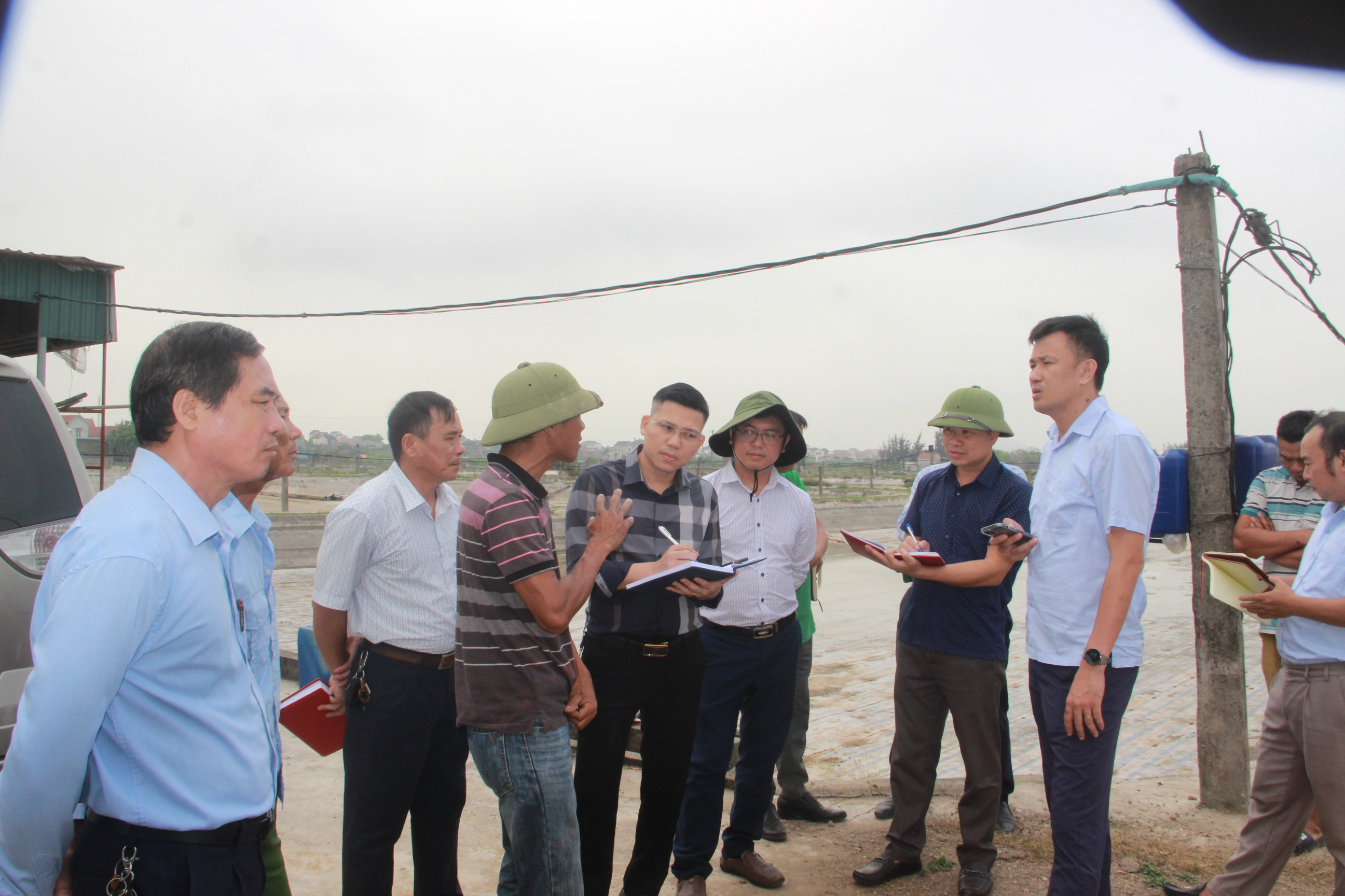 bna_Cơ quan chức năng làm việc với các hộ dân có tôm chết tại huyện Quỳnh Lưu ảnh Quang An.JPG