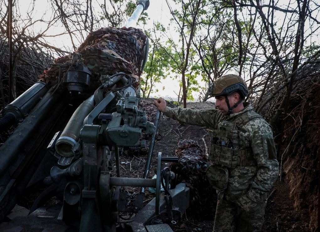 Lính Ukraine khai hỏa pháo ở Donetsk Ảnh: Reuters