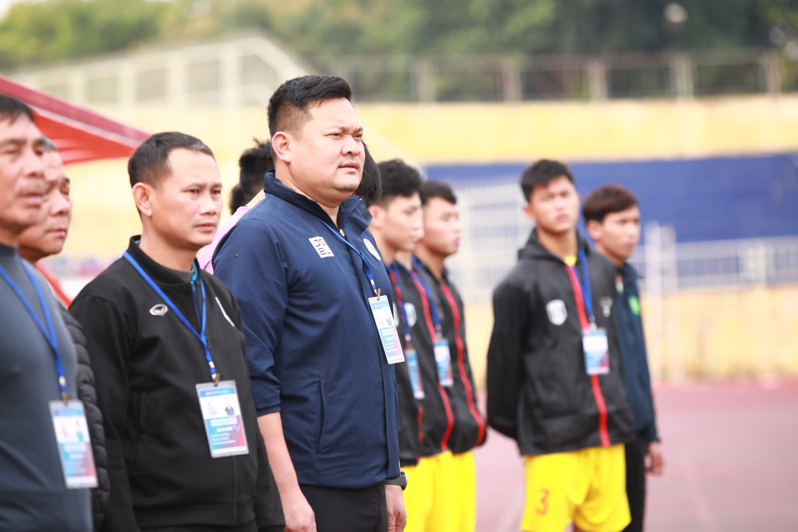 bna_huấn luyện viên Lê Mạnh Hùng (người đứng giữa).jpg