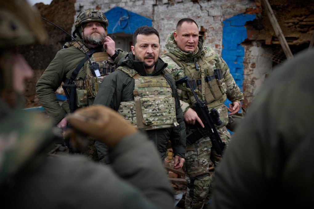 Tổng thống Volodymyr Zelensky thăm tiền tuyến Zaporizhzhia, Ukraine ngày 4/2. Ảnh: Reuters