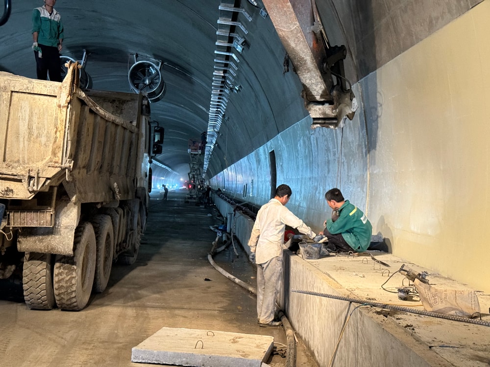 bna_Công nhân lắp đặt hoàn thiện mương gom các tuyến cáp kết hợp đường bộ cứu nạn tại Hầm Thần Vũ.jpeg