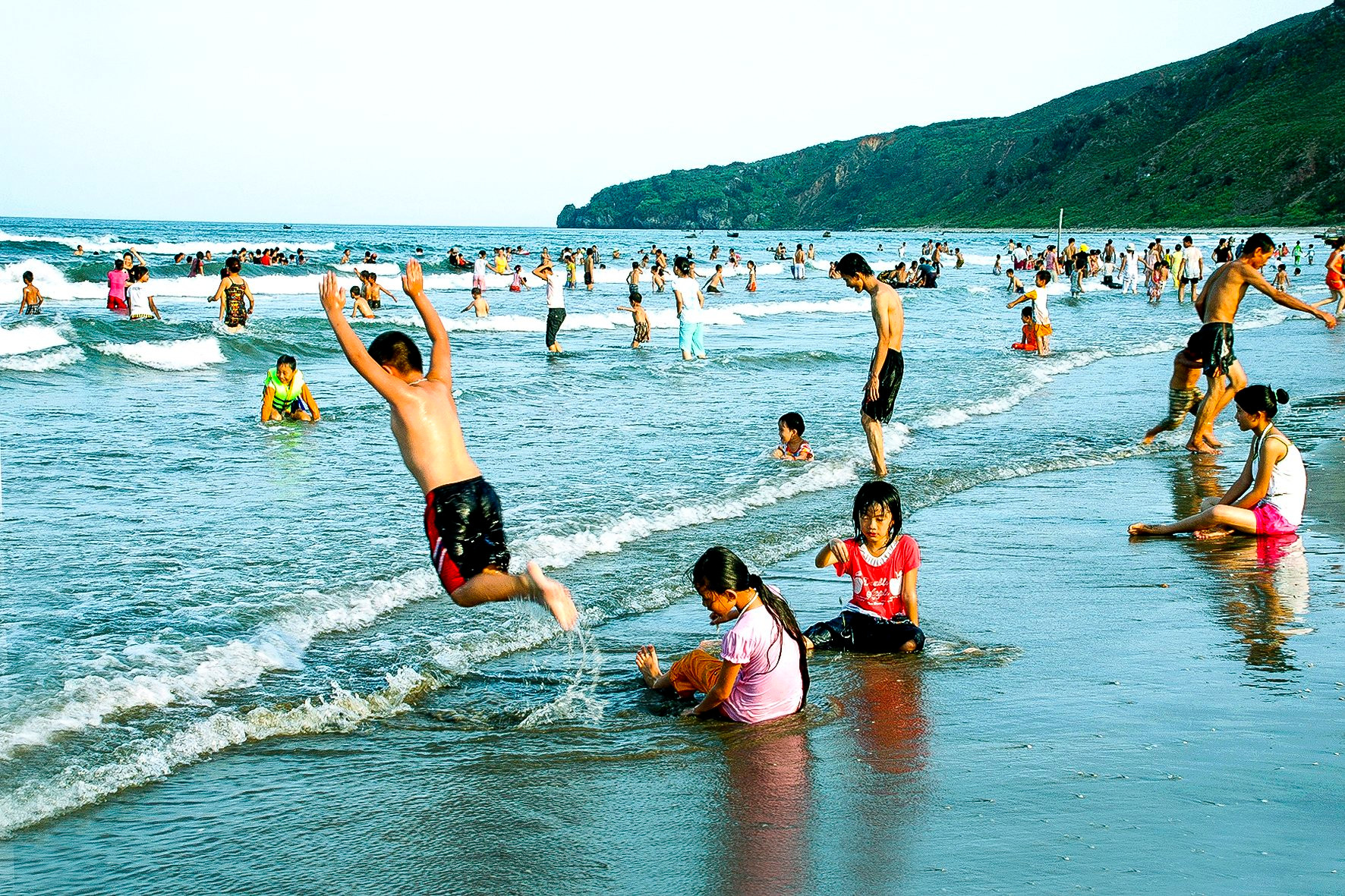 Bãi biển Quỳnh Nghĩa đẹp hiền hoá, rất lý tưởng để tắm biển. Ảnh Nhật Thanh (2).jpg