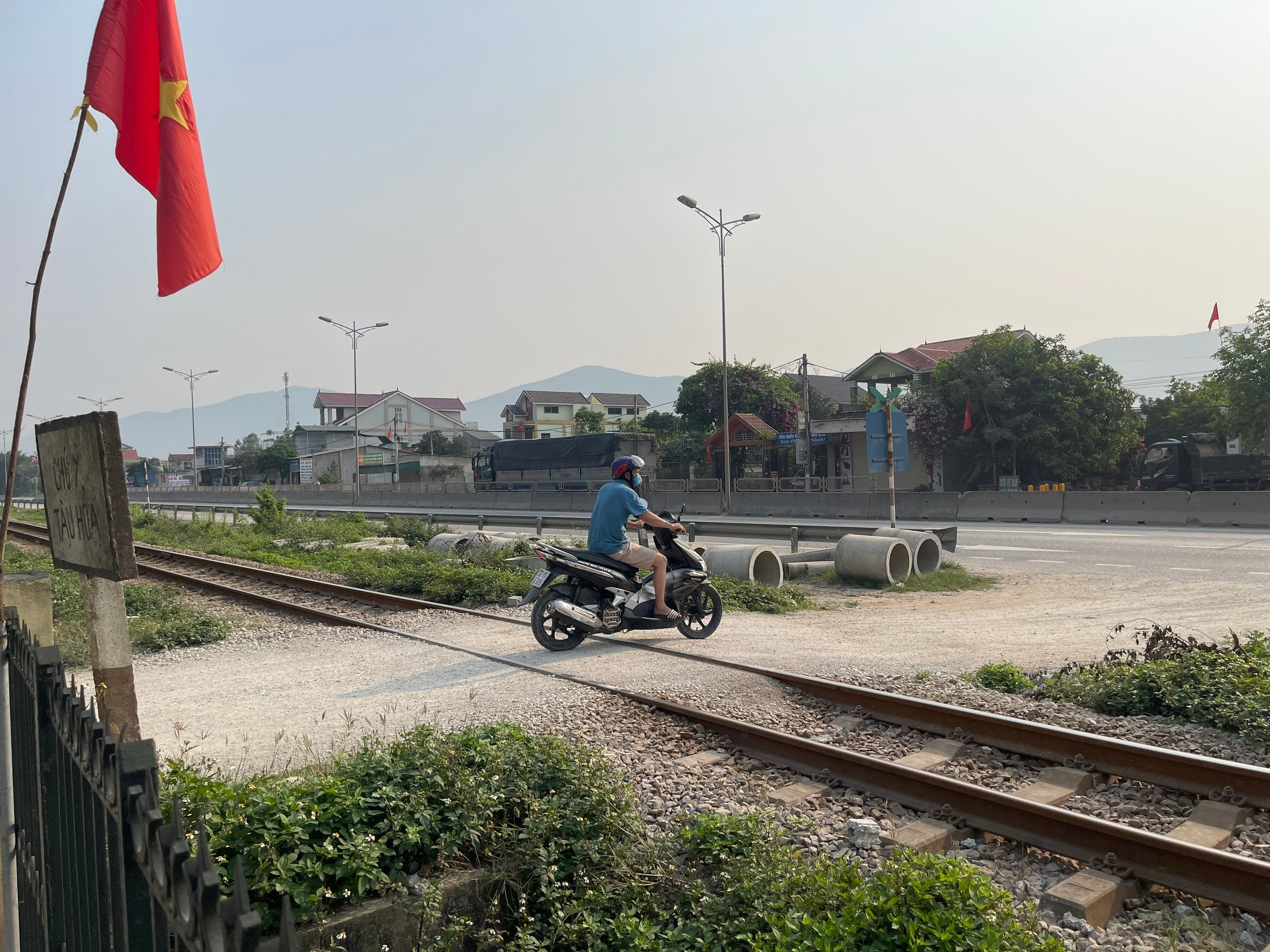 BNA_Người dân băng qua một lối đi không có gác chắn tại khối Tân Hùng. Ảnh- Tiến Đông.jpg