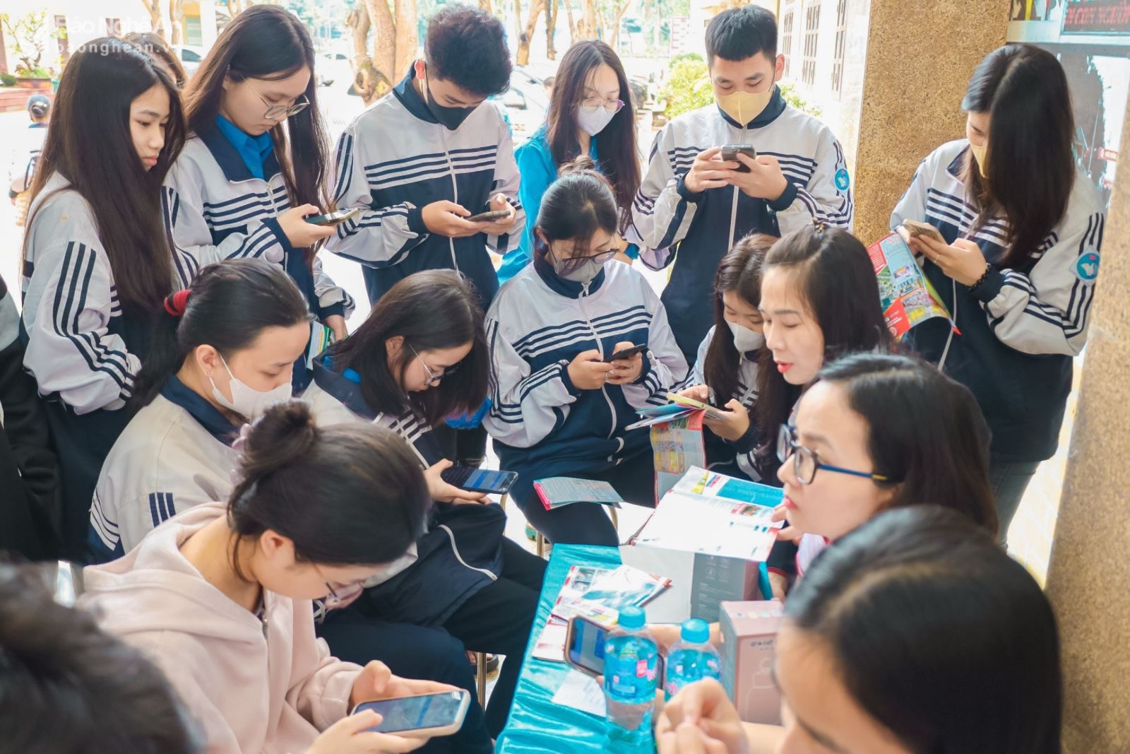 Học sinh Thành phố Vinh tìm hiểu các thông tin trong Ngày hội tư vấn tuyển sinh.jpg