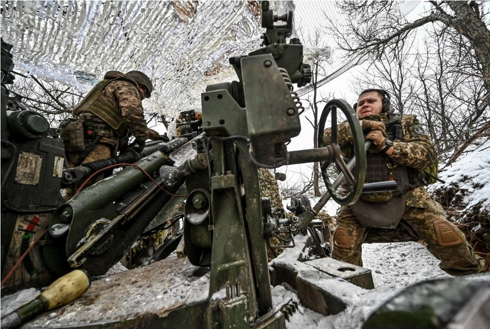 Binh sĩ Ukraine khai hỏa pháo (Ảnh: Reuters).