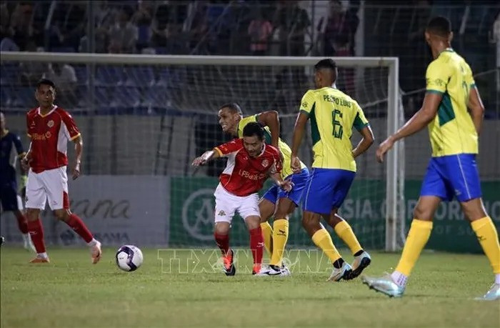 Pha tranh bóng quyết liệt giữa cầu thủ đội Việt Nam và Brazil trong trận đấu giao hữu..jpg