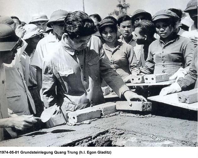 bna_Phó thủ tướng kiêm Bộ trưởng Bộ Xây dựng Đỗ Mười đặt viên gạch đầu tiên xây chung cư Quang Trung năm 1974.jpeg