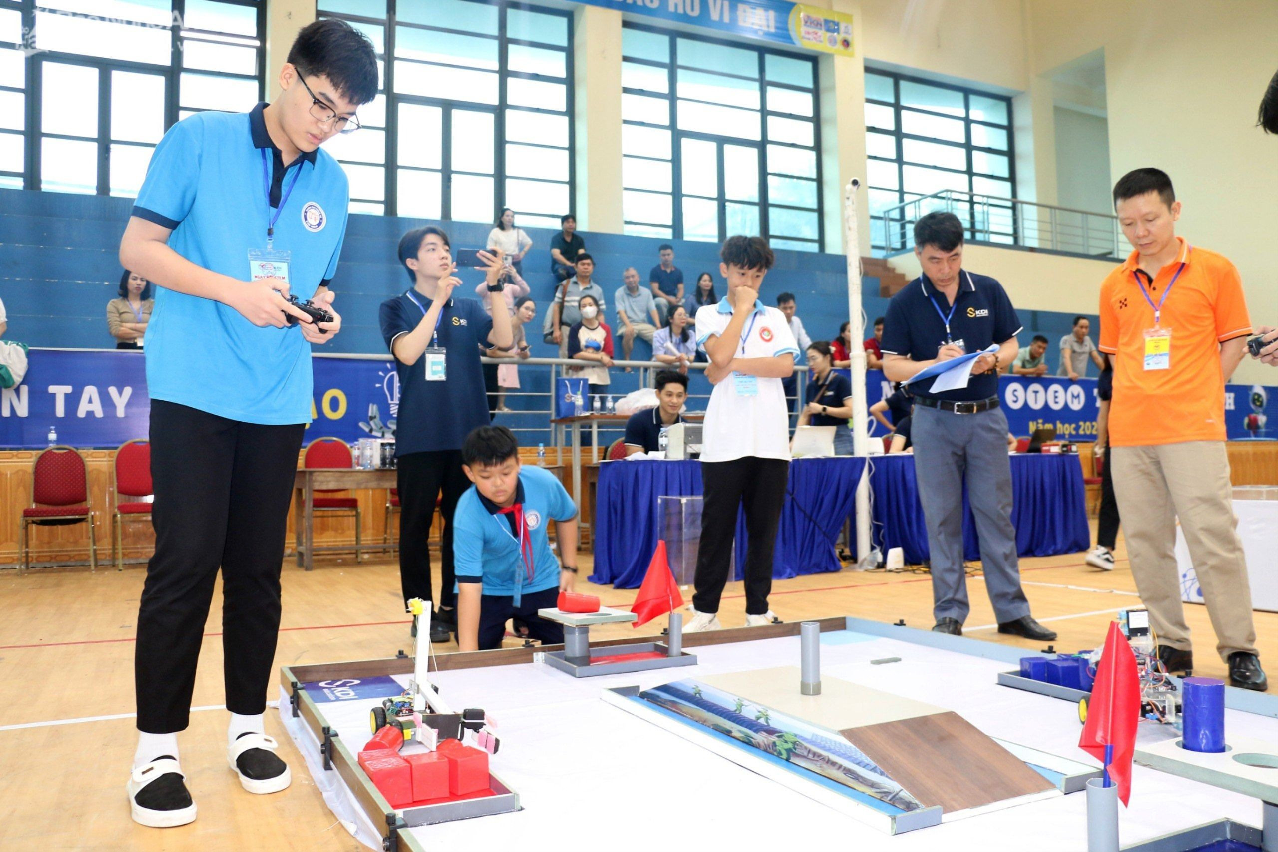 Học sinh thành phố Vinh tham gia cuộc thi chế tạo và lập trình Robot với chủ đề “Chiến thắng Điện Biên”.jpg