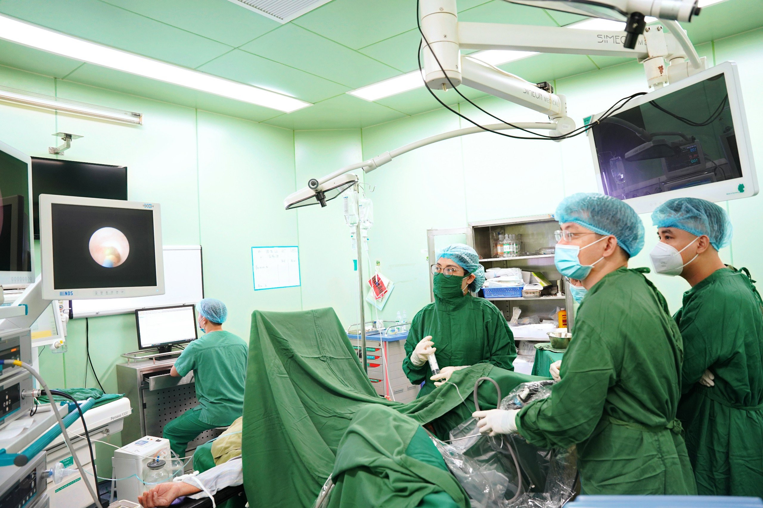 Bệnh viện ứng dụng kỹ thuật phẫu thuật nội soi tán sỏi thận bằng ống mềm thường quy, hiệu quả và an toàn. Ảnh PV.jpg