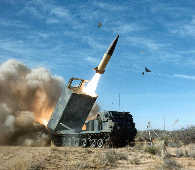 ATACMS được bắn từ bệ phóng Hệ thống tên lửa phóng loạt M270. Ảnh: WIKIPEDIA