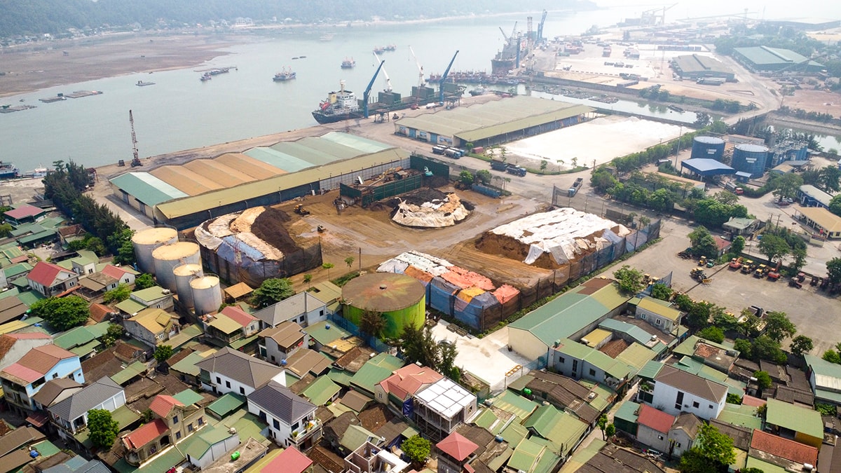 Bãi 1A, 1B Cảng Cửa Lò chứa quặng sắt, gần sát với khu dân cư khối 2, khối 3 phường Nghi Tân thị xã Cửa Lò.