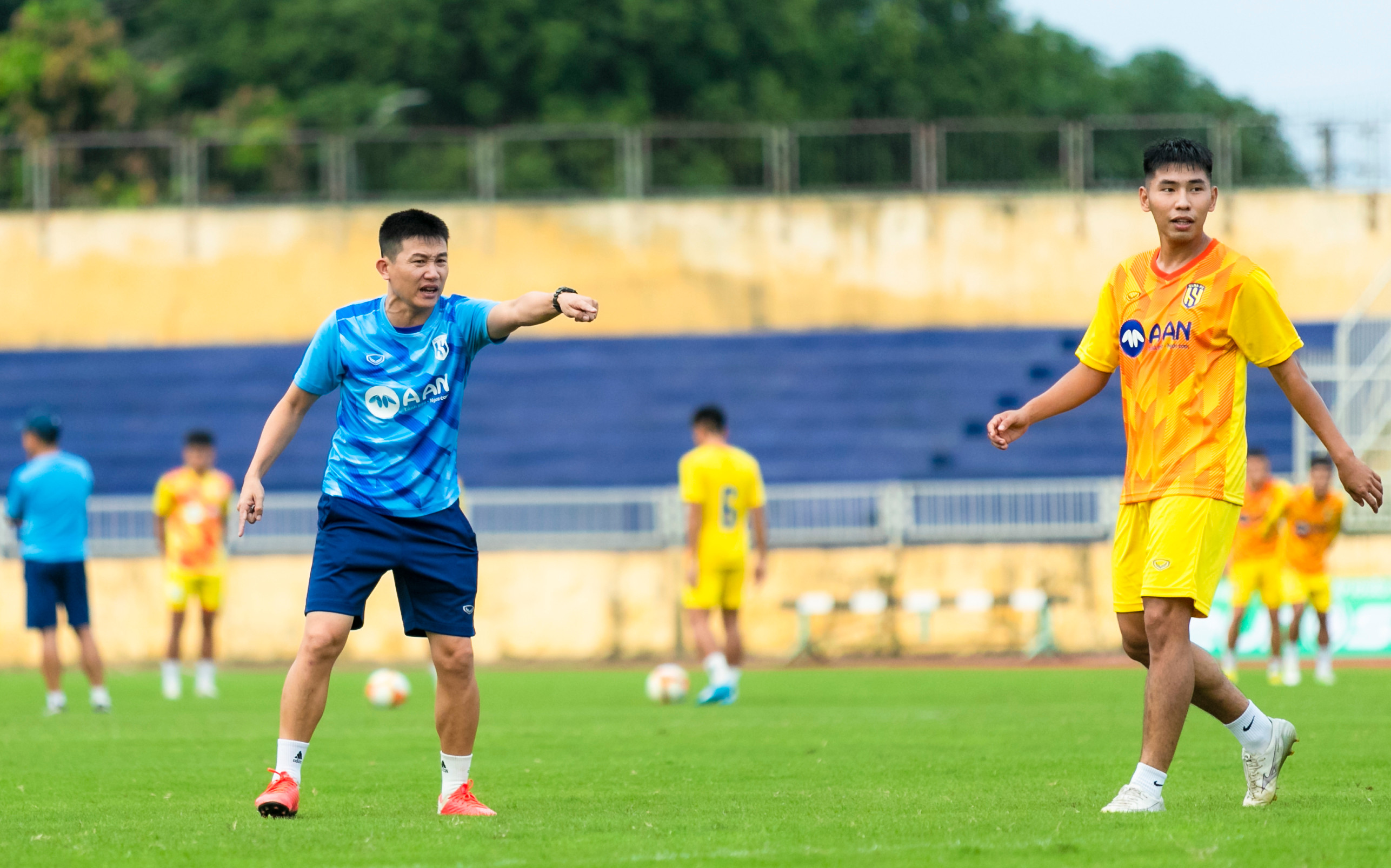 BNA_HLV Phan Như Thuật tập luyện cho các cầu thủ trước trận đấu mở màn của Sông Lam Nghệ An tại V.League 20232024. Ảnh Đức Anh.jpg