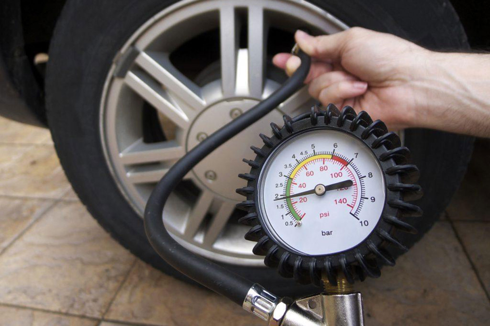 checking-tire-pressure-1024x768-948.jpg