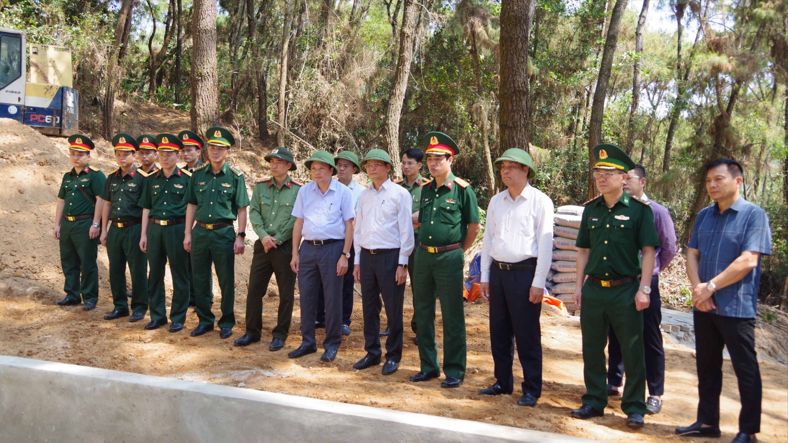Phó Chủ tịch Thường trực UBND tỉnh Lê Hồng Vinh kiểm tra công tác chuẩn bị diễn tập khu vực phòng thủ tại Quỳnh Lưu