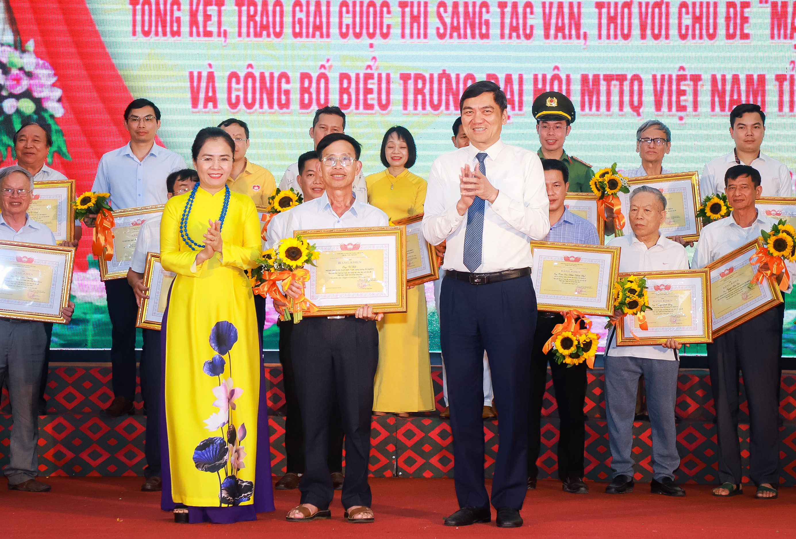bna_Phó Bí thư Tỉnh ủy Hoàng Nghĩa Hiếu và Chủ tịch UBMTTQ tỉnh Võ Sinh Minh trao giải đặc biệt cho tác giả đạt giải.JPG