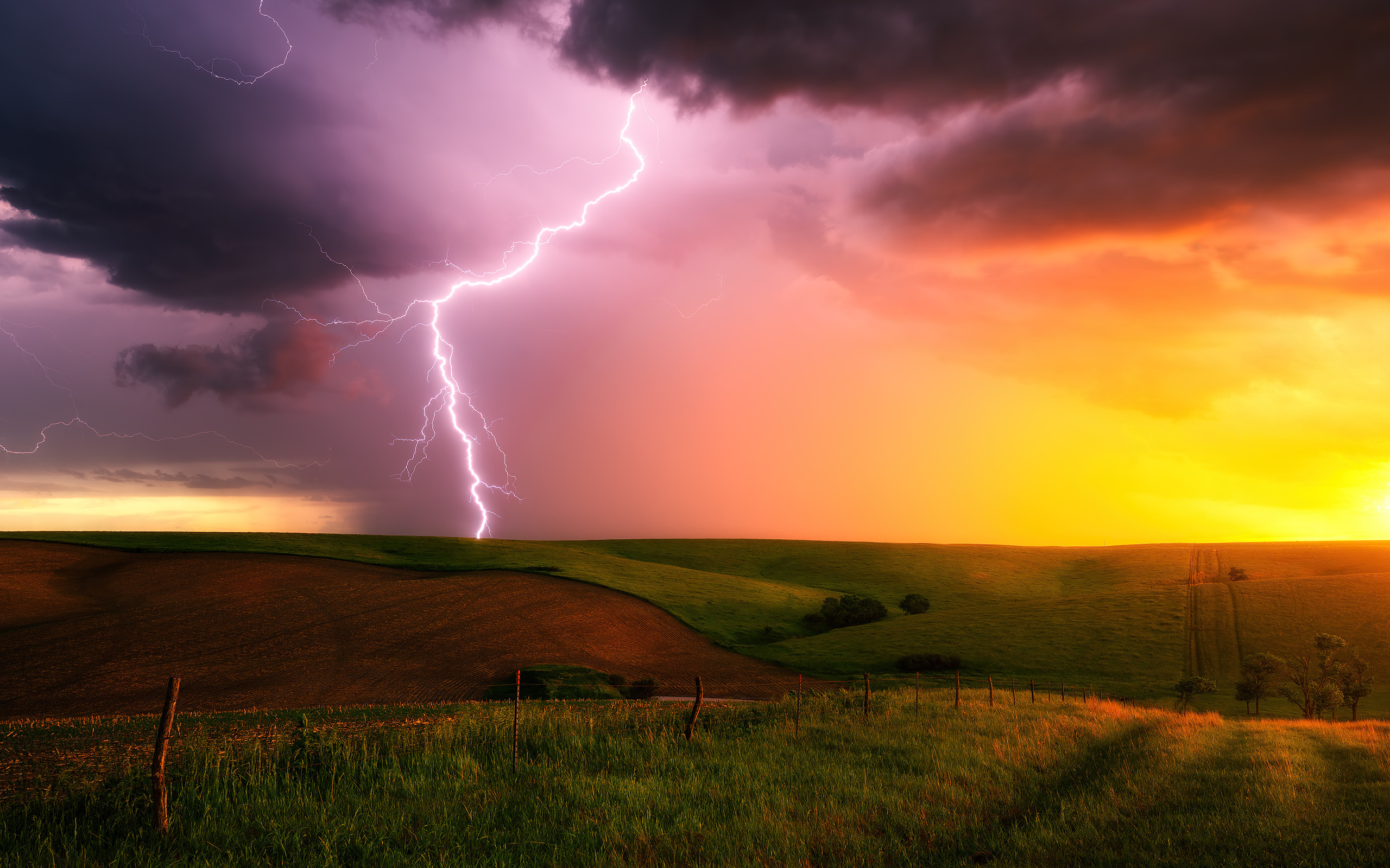 thunderstorm-lightning-bolt-striking-down-at-sunset-in-nebraska-4k-u1-2560x1600.jpg