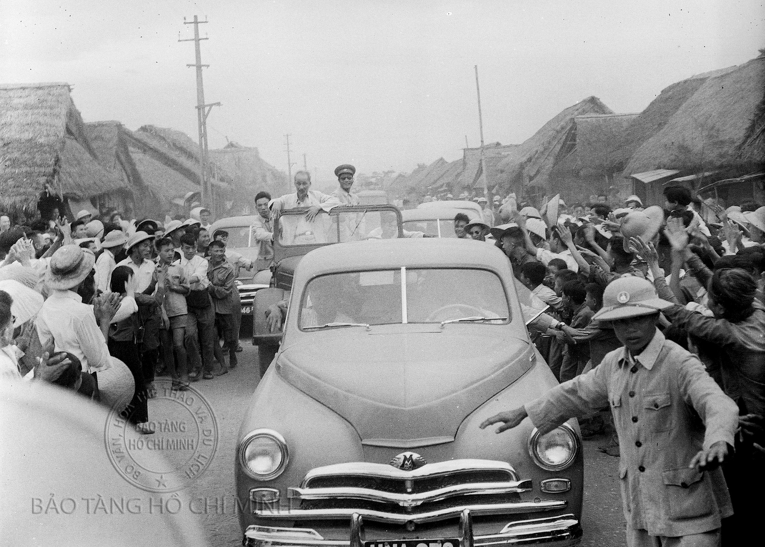 19.chu-tich-ho-chi-minh-ve-tham-que-lan-thu-nhat-nam-1957-360x-500-mm-.jpg