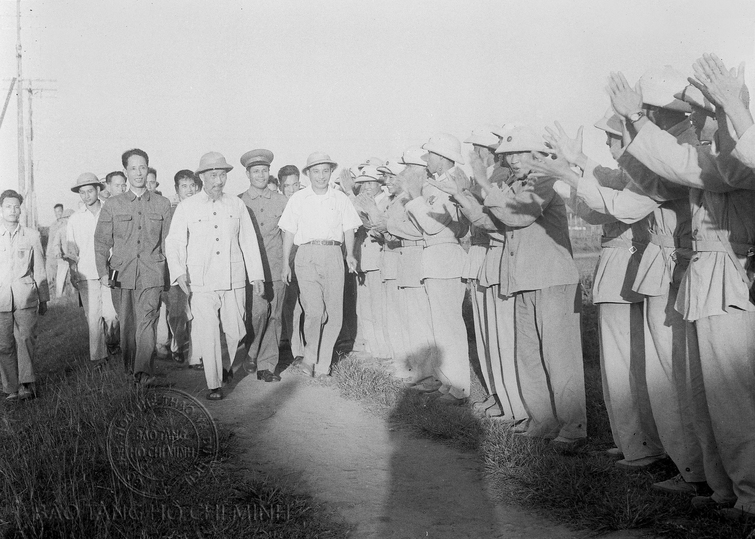 21.-chu-tich-ho-chi-minh-cung-cac-dong-chi-thuong-vu-khu-uy-khu-4-tham-btl-qk4-nam-1957.jpg